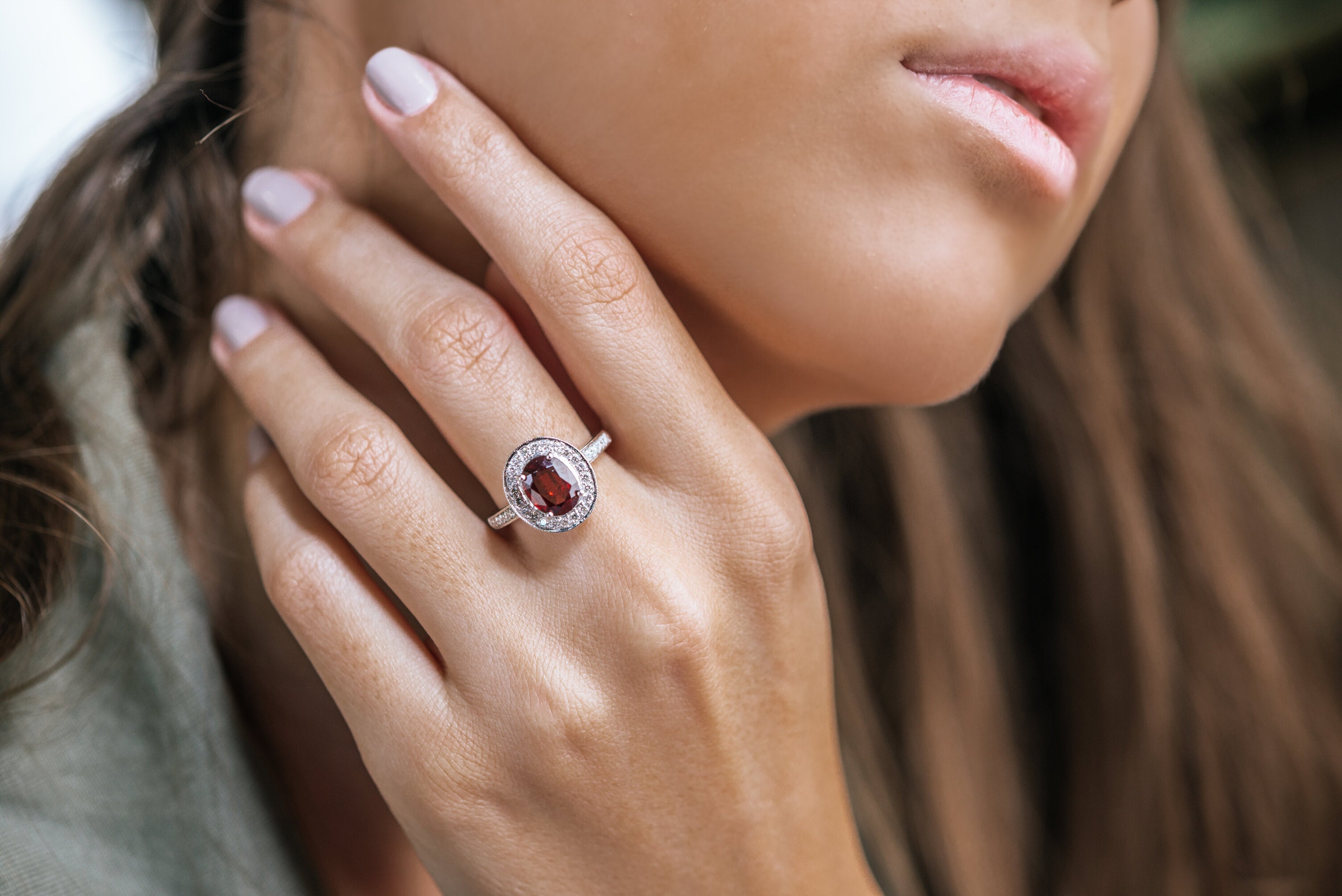 Inel LR00103 din aur alb 18k forma ovala cu diamante si Granat - Bijuterii LA ROSA