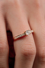 Inel de logodna LRY190 din aur roz 18k cu diamante - Bijuterii LA ROSA