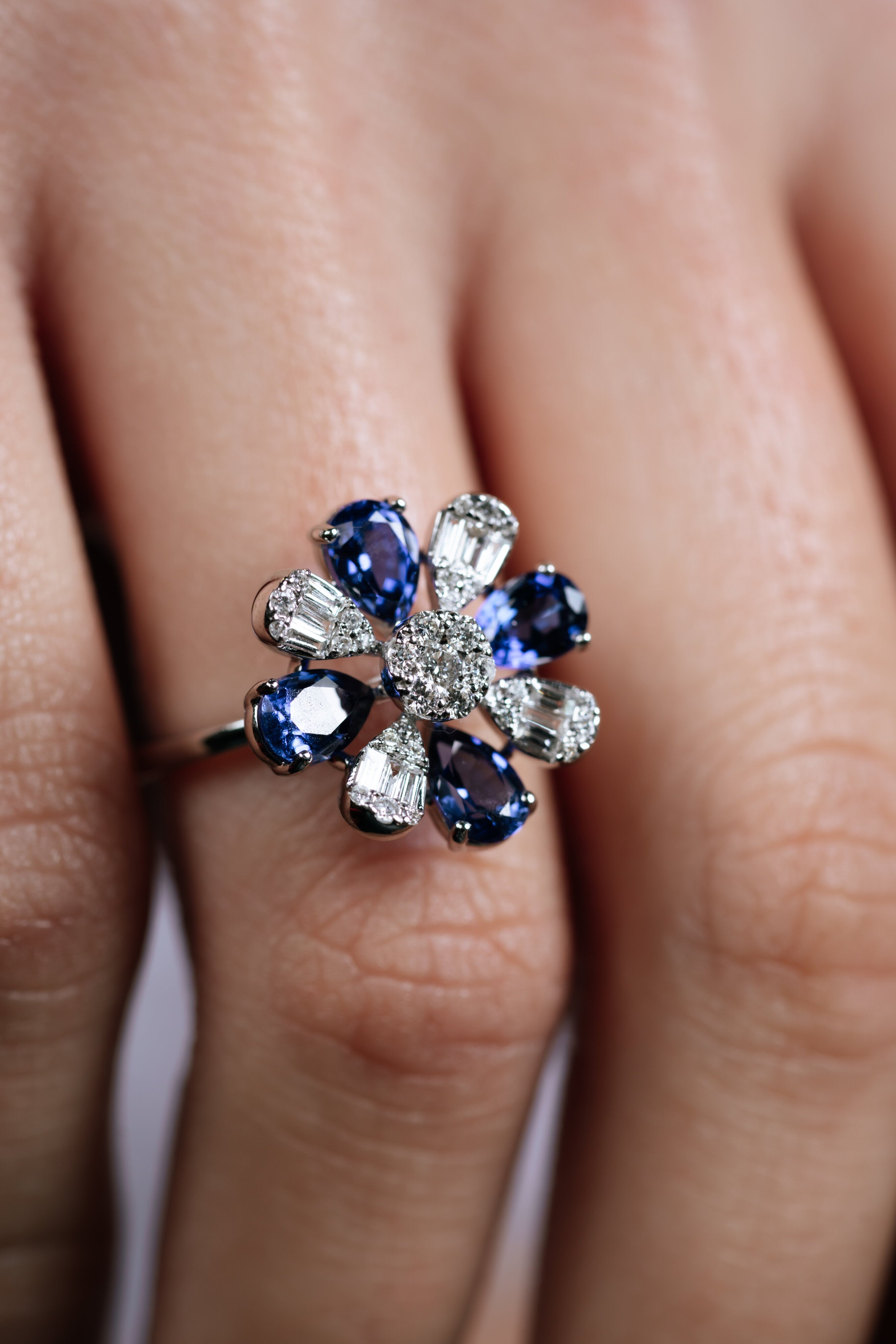 INEL R002936 DIN AUR ALB 14K FORMA FLOARE CU SAFIR SI DIAMANTE - Bijuterii LA ROSA