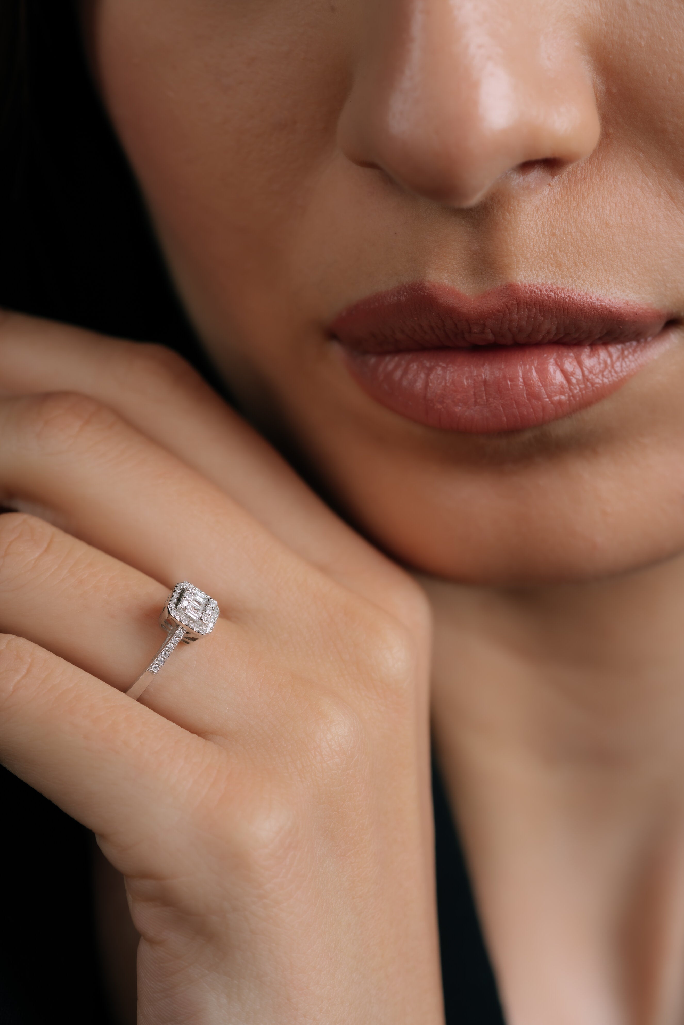 INEL R003796 DIN AUR ALB 14K FORMA SEMIPATRATA CU DIAMANTE BAGHETE - Bijuterii LA ROSA