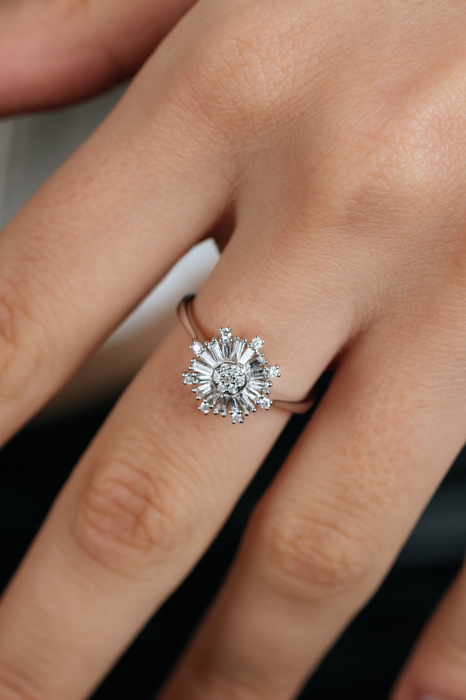 INEL R004156 DIN AUR ALB 14K FORMA FLOARE CU DIAMANTE BAGHETE - Bijuterii LA ROSA