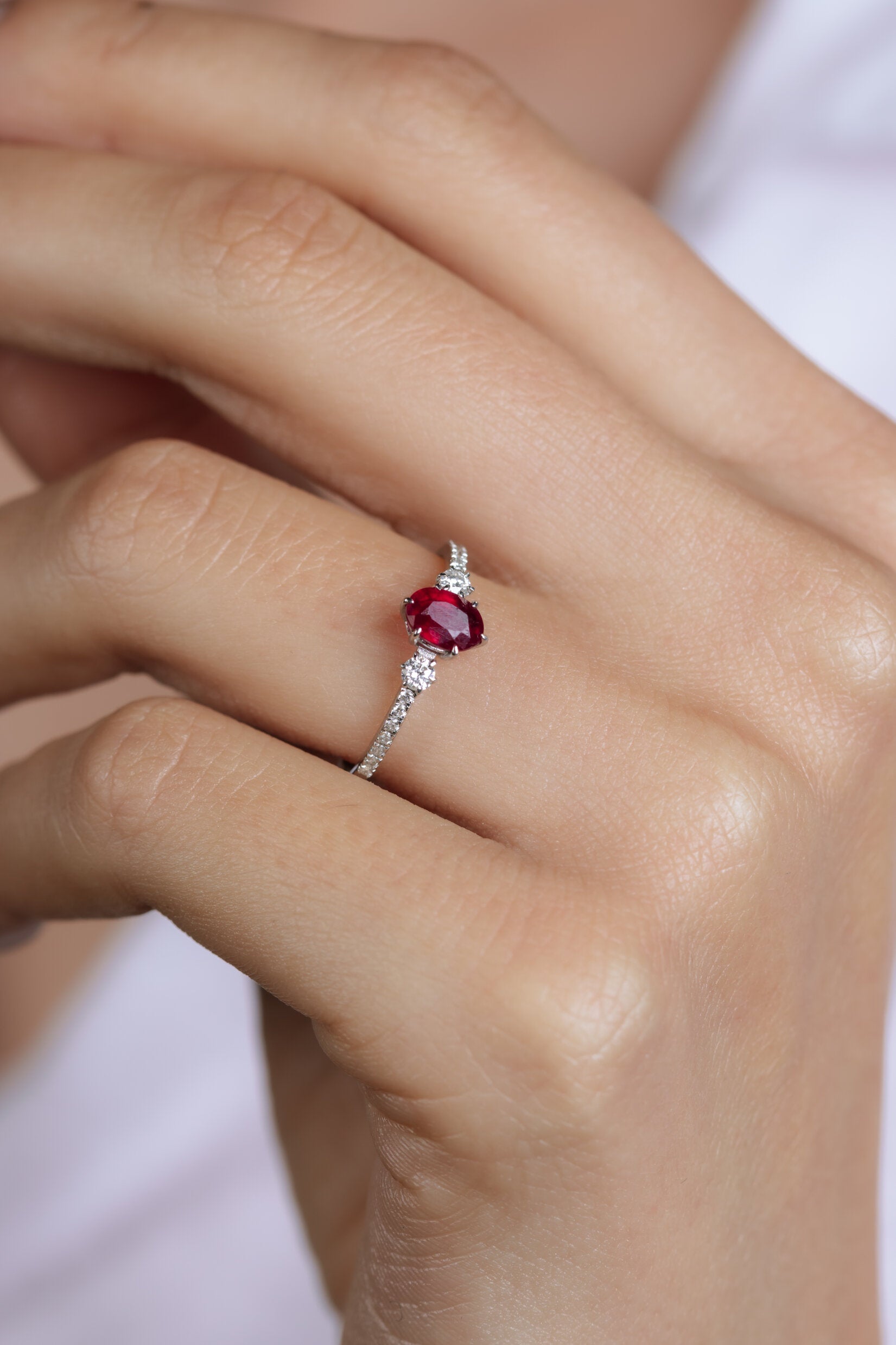 INEL R004394 DIN AUR ALB 14K FORMA OVALA CU DIAMANTE SI RUBIN - Bijuterii LA ROSA
