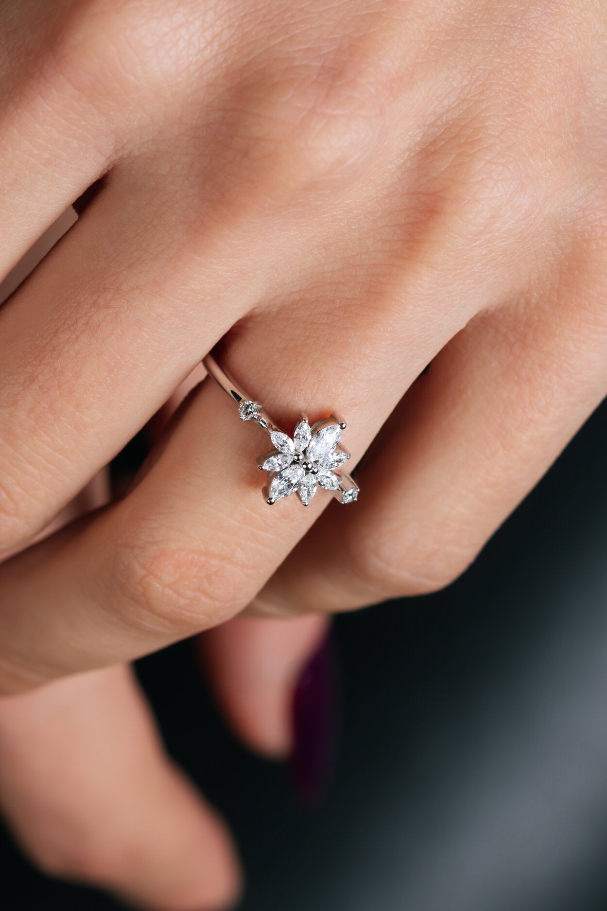 INEL R004738 DIN AUR ALB 14K FORMA MARQUISE CU DIAMANTE - Bijuterii LA ROSA