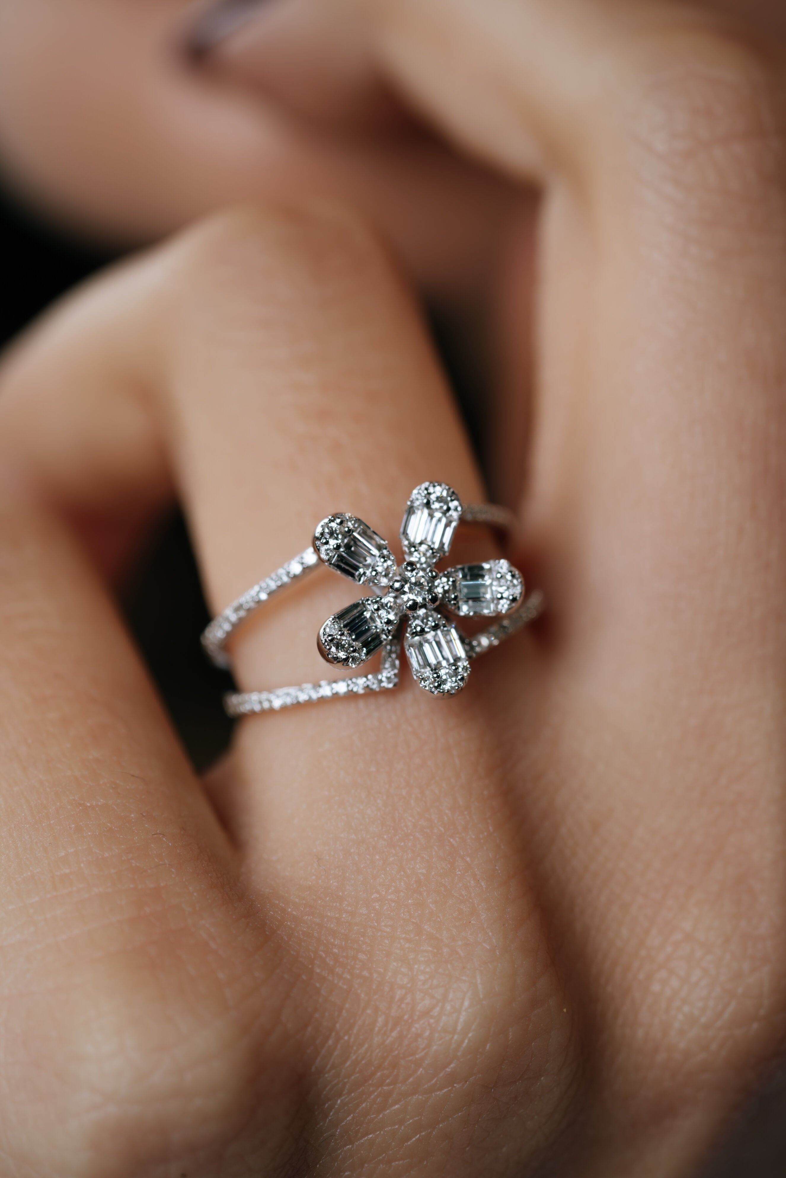 INEL R004810 DIN AUR ALB 14K FORMA FLOARE CU DIAMANTE - Bijuterii LA ROSA