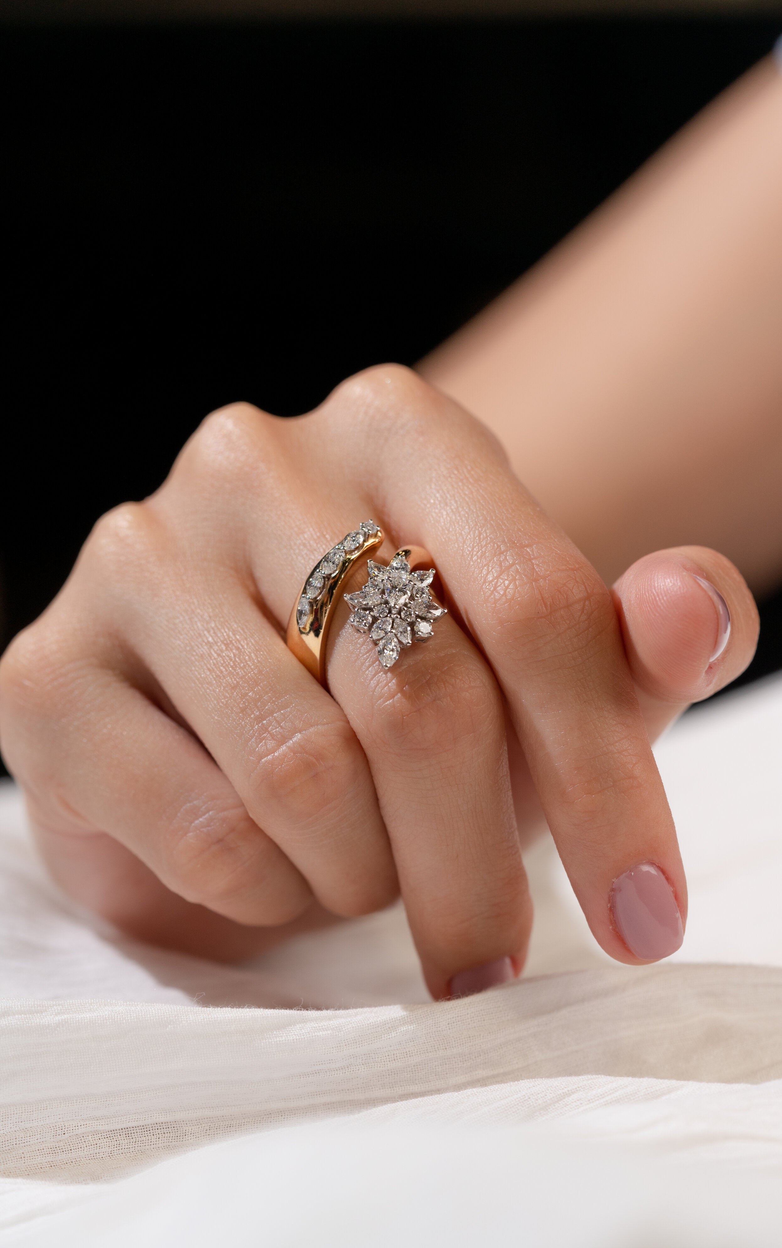 INEL YZ34470 DIN AUR ROZ 18K FORMA FLOARE CU DIAMANTE - Bijuterii LA ROSA