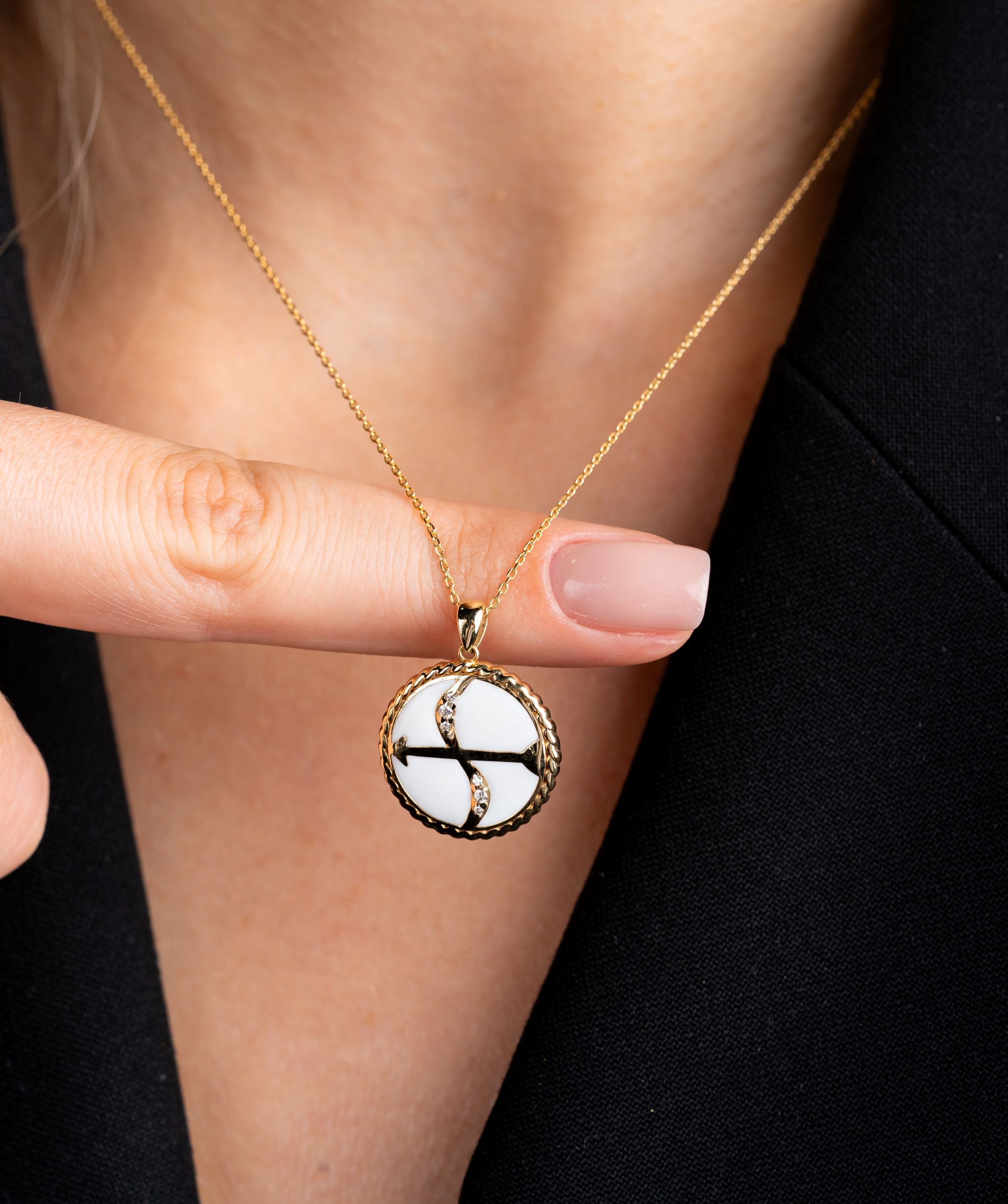 Colier 0002 zodia sagetator aur galben 14k si email cu diamante naturale 0.04ct