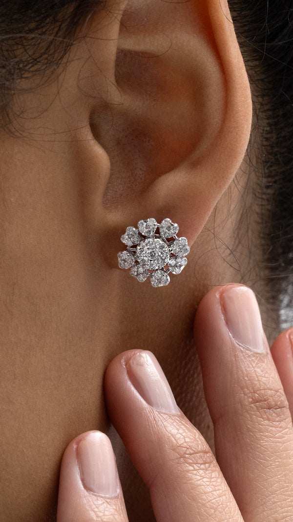 Cercei CN0382-E forma floare din aur alb 14k cu diamante rotunde - Bijuterii LA ROSA