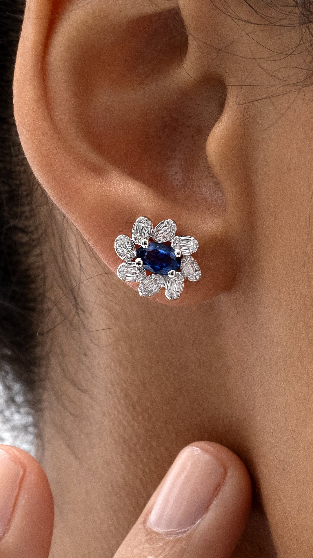 Cercei CN0547-E din aur alb 14k forma floare cu safir oval si diamante baguette - Bijuterii LA ROSA