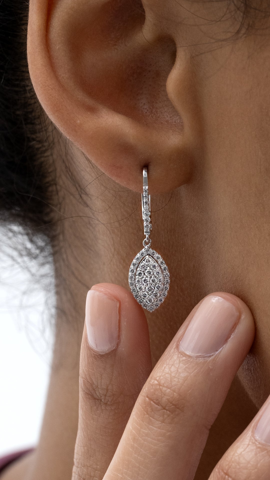 Cercei MD08122 din aur alb forma marquise cu diamante rotunde - Bijuterii LA ROSA