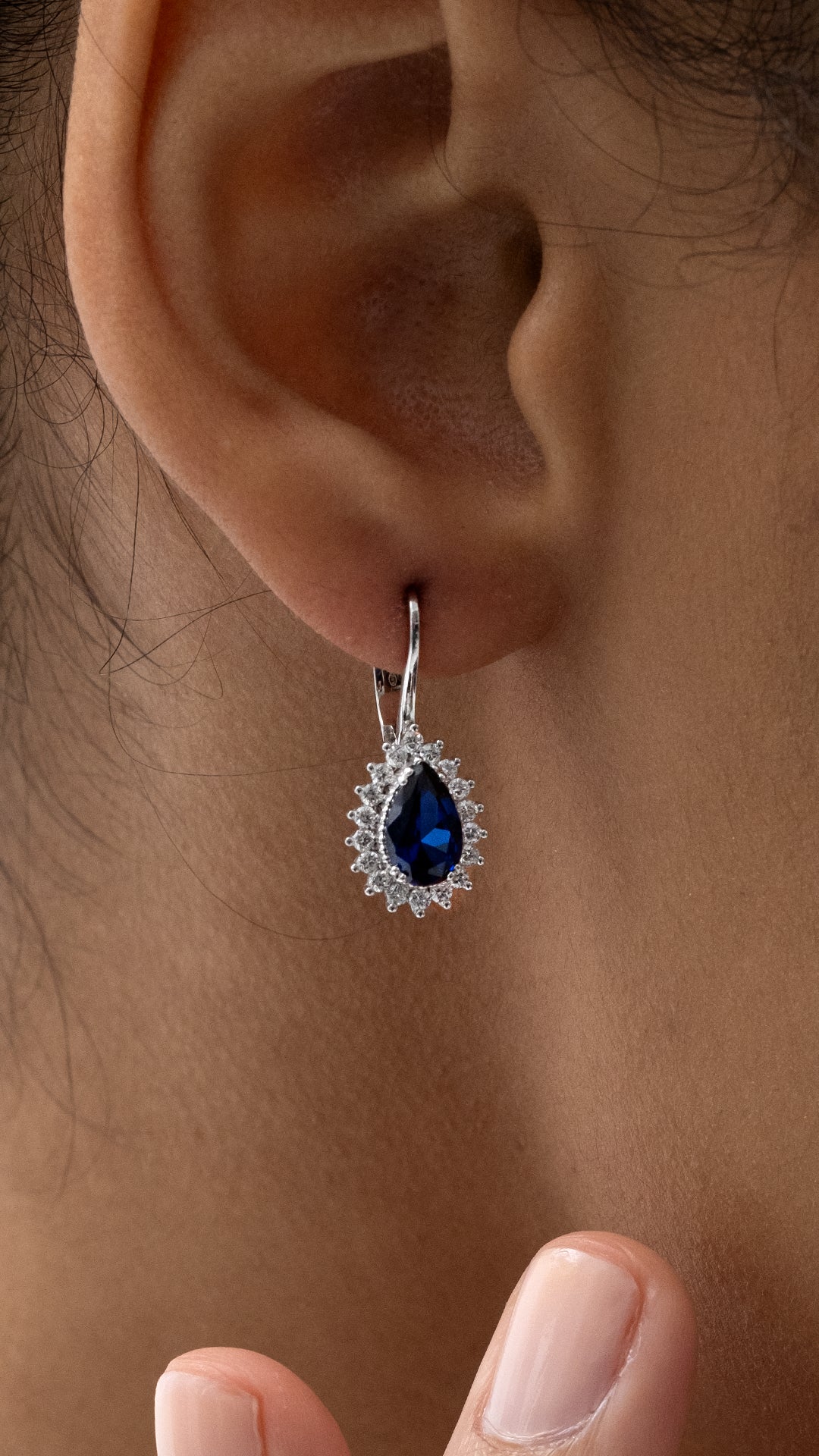 Cercei MD12449 din aur alb 14k cu safir lacrima si diamante rotunde - Bijuterii LA ROSA
