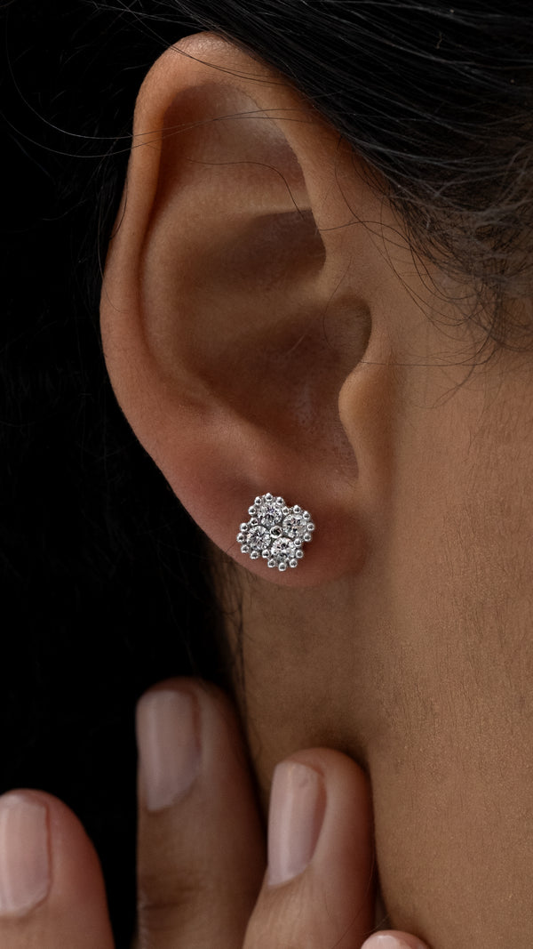 Cercei MD24196 din aur alb 14k forma floare cu diamante - Bijuterii LA ROSA