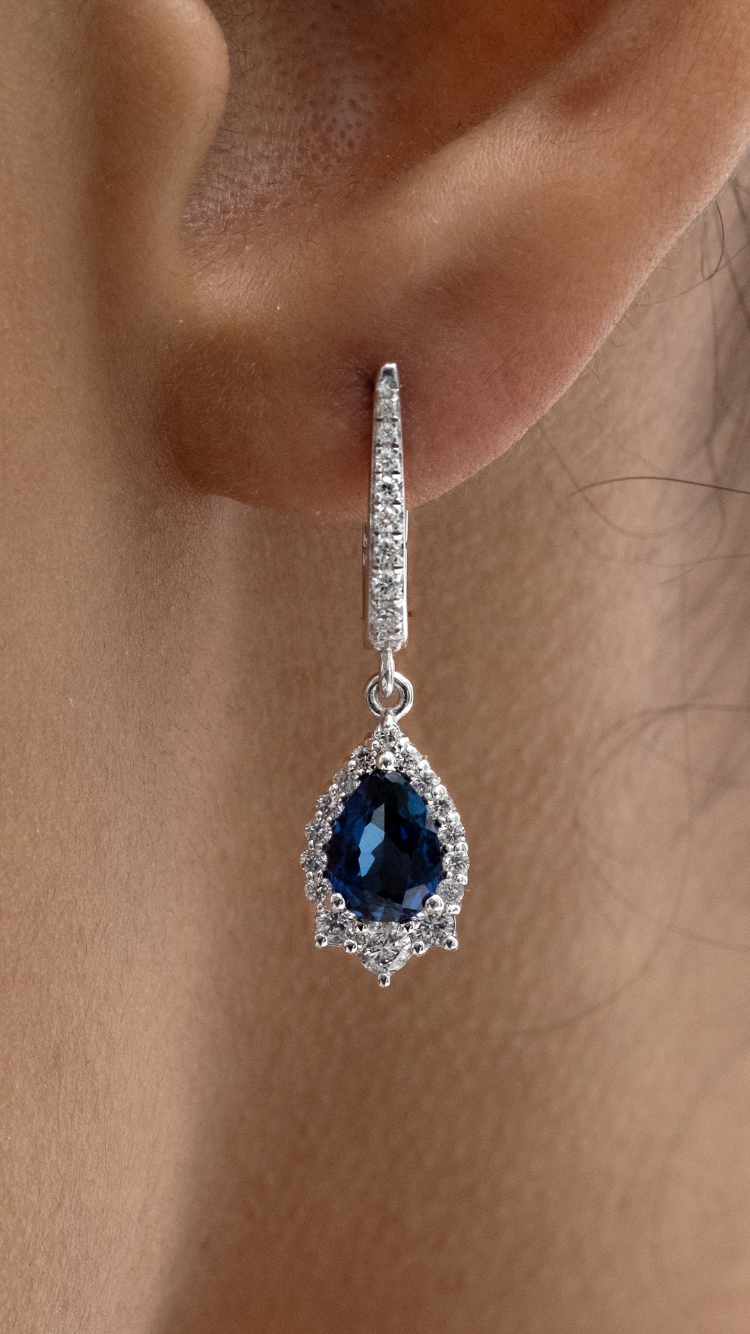 Cercei MD31550 din aur alb 14k cu safir forma lacrima si diamante - Bijuterii LA ROSA
