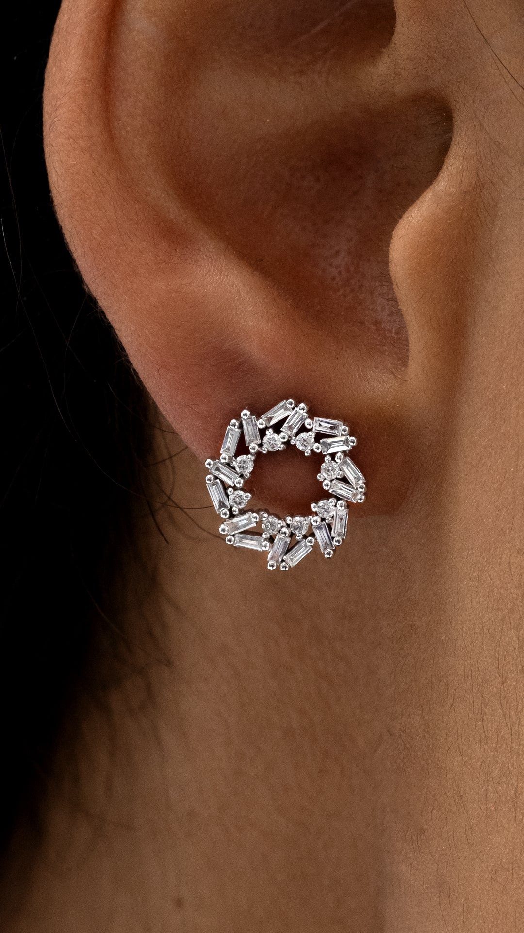 Cercei MD37241 din aur alb forma floare cu diamante baguette - Bijuterii LA ROSA