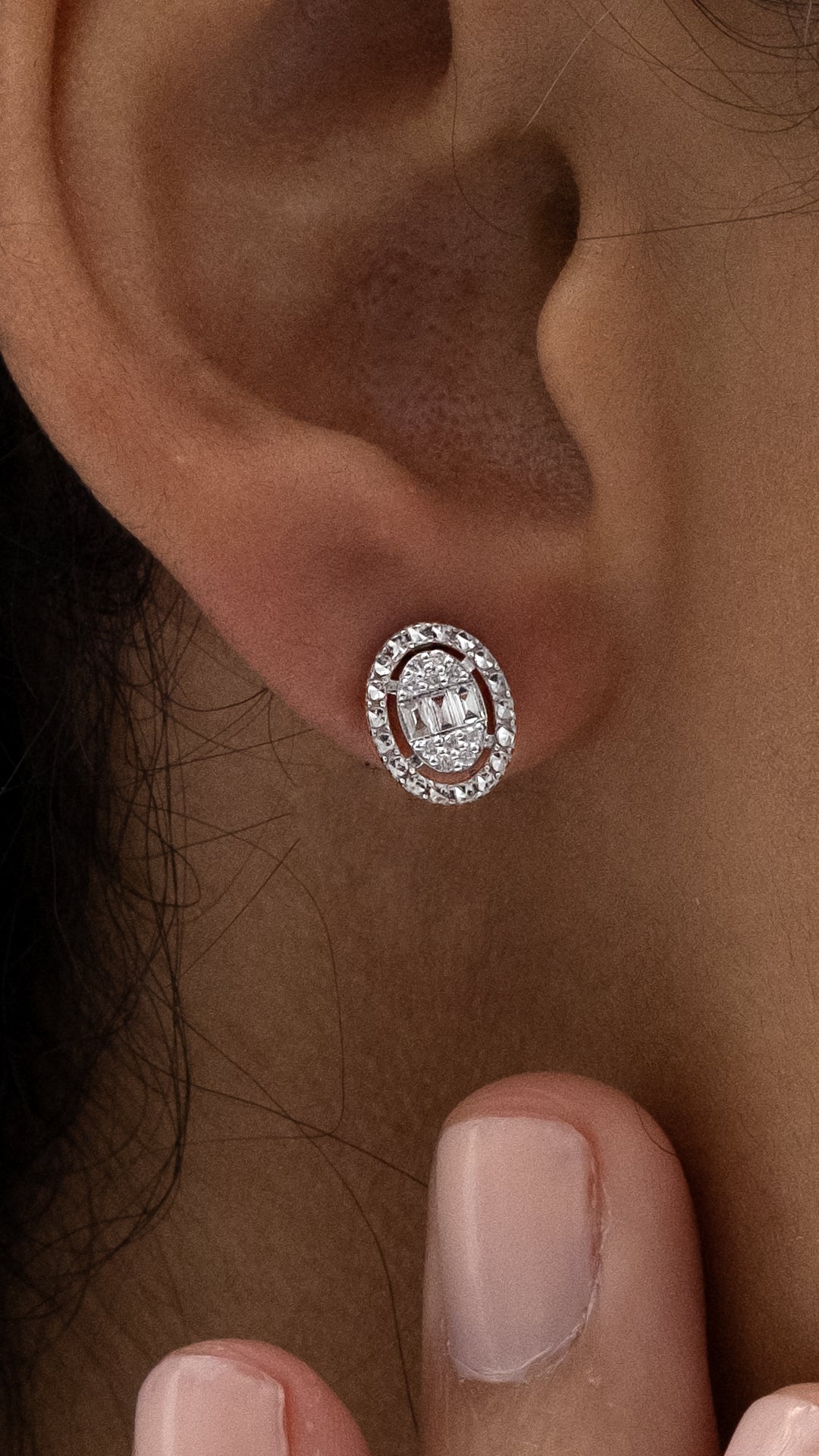 Cercei MD37823 din aur alb 14k forma ovala cu diamante - Bijuterii LA ROSA