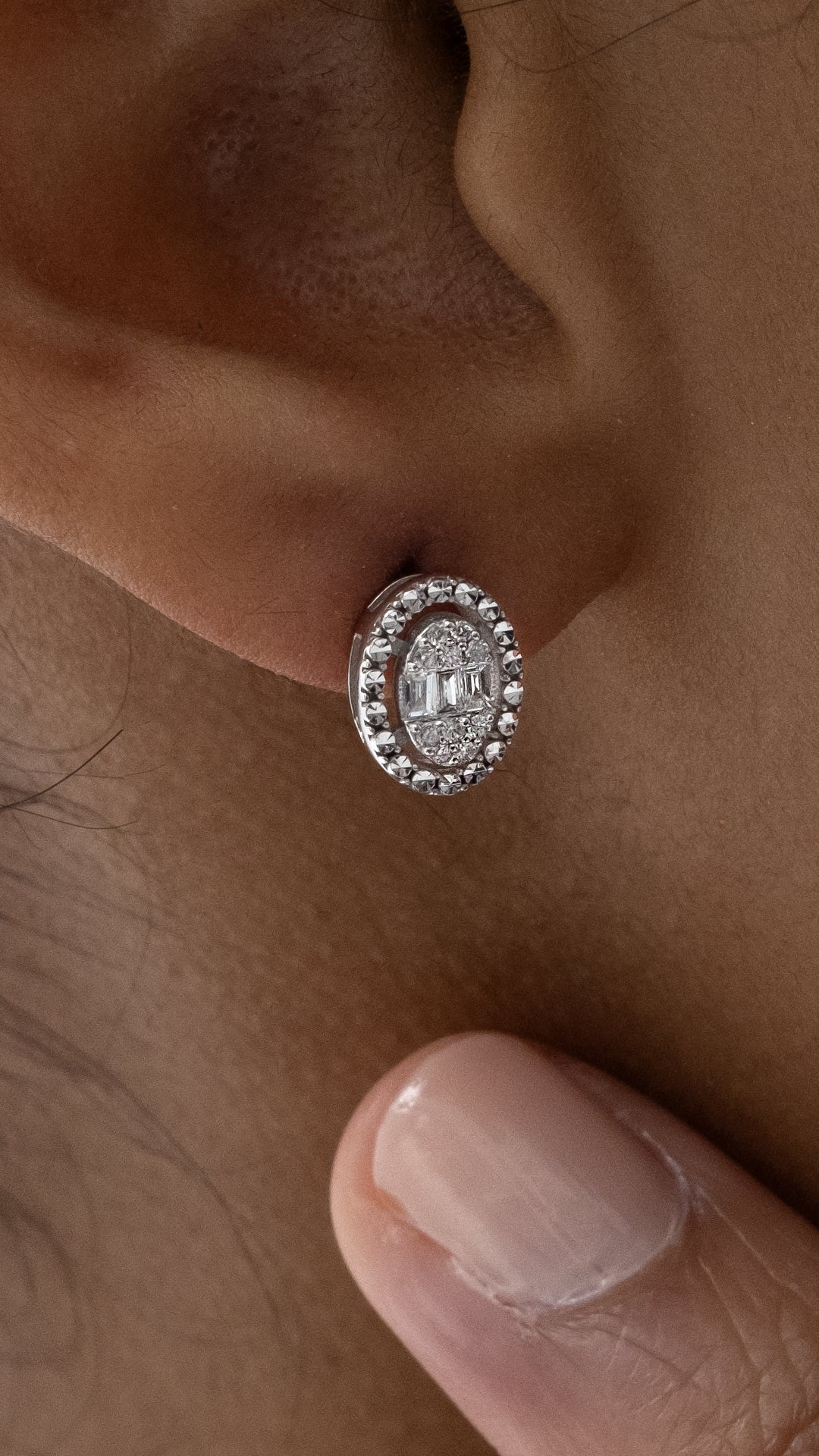 Cercei MD39038 din aur alb 14k model oval cu diamante - Bijuterii LA ROSA