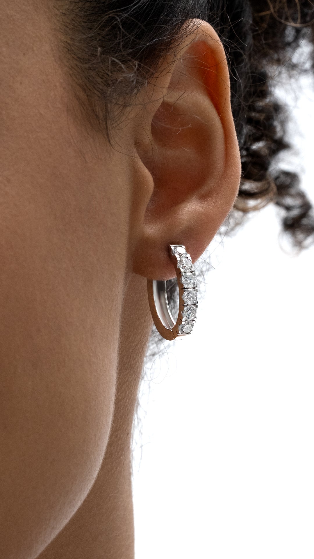 Cercei MD44068 din aur alb 14k forma rotunda cu diamante - Bijuterii LA ROSA