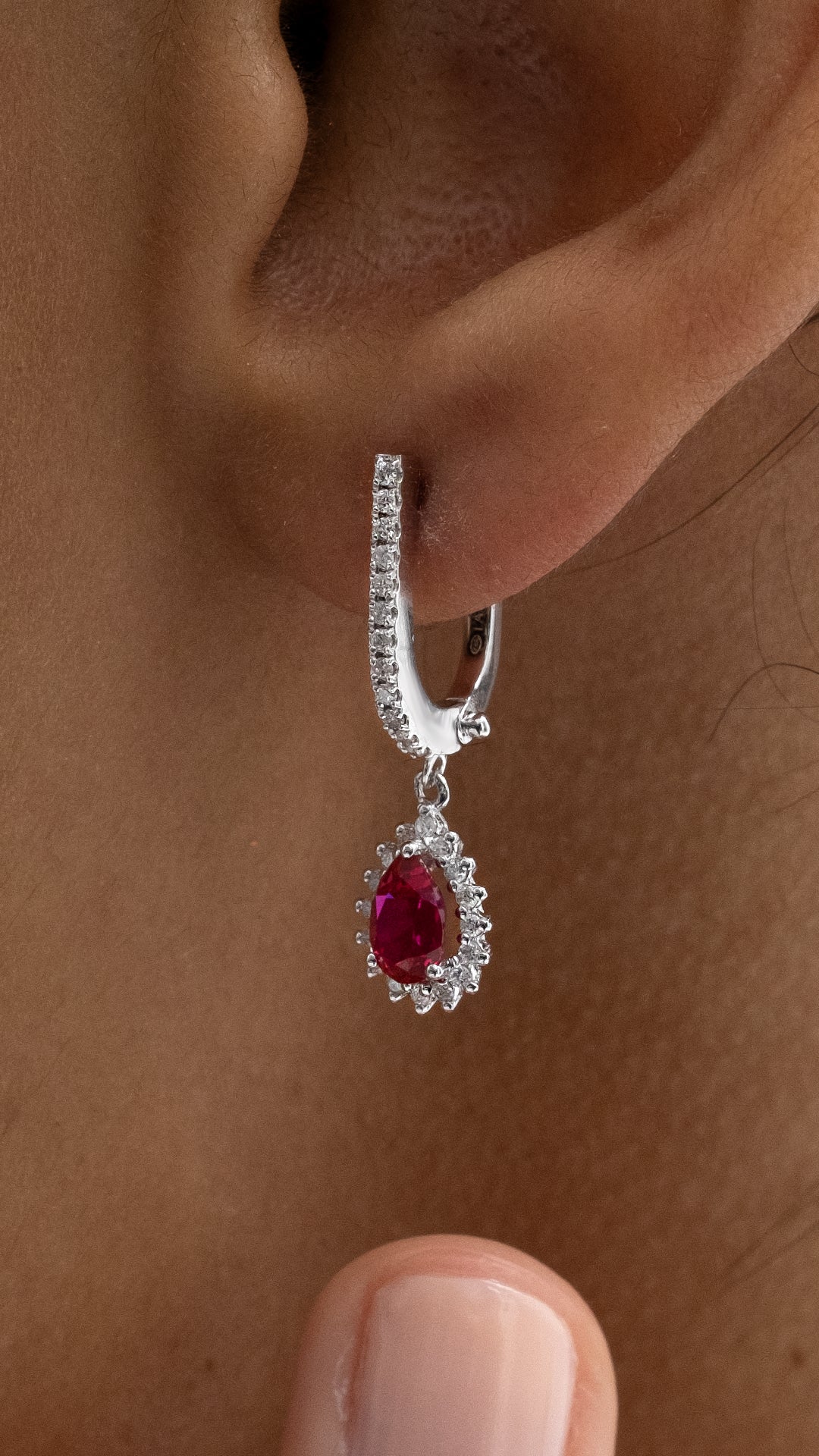Cercei MD54299 din aur alb forma lacrima cu rubin si diamante - Bijuterii LA ROSA