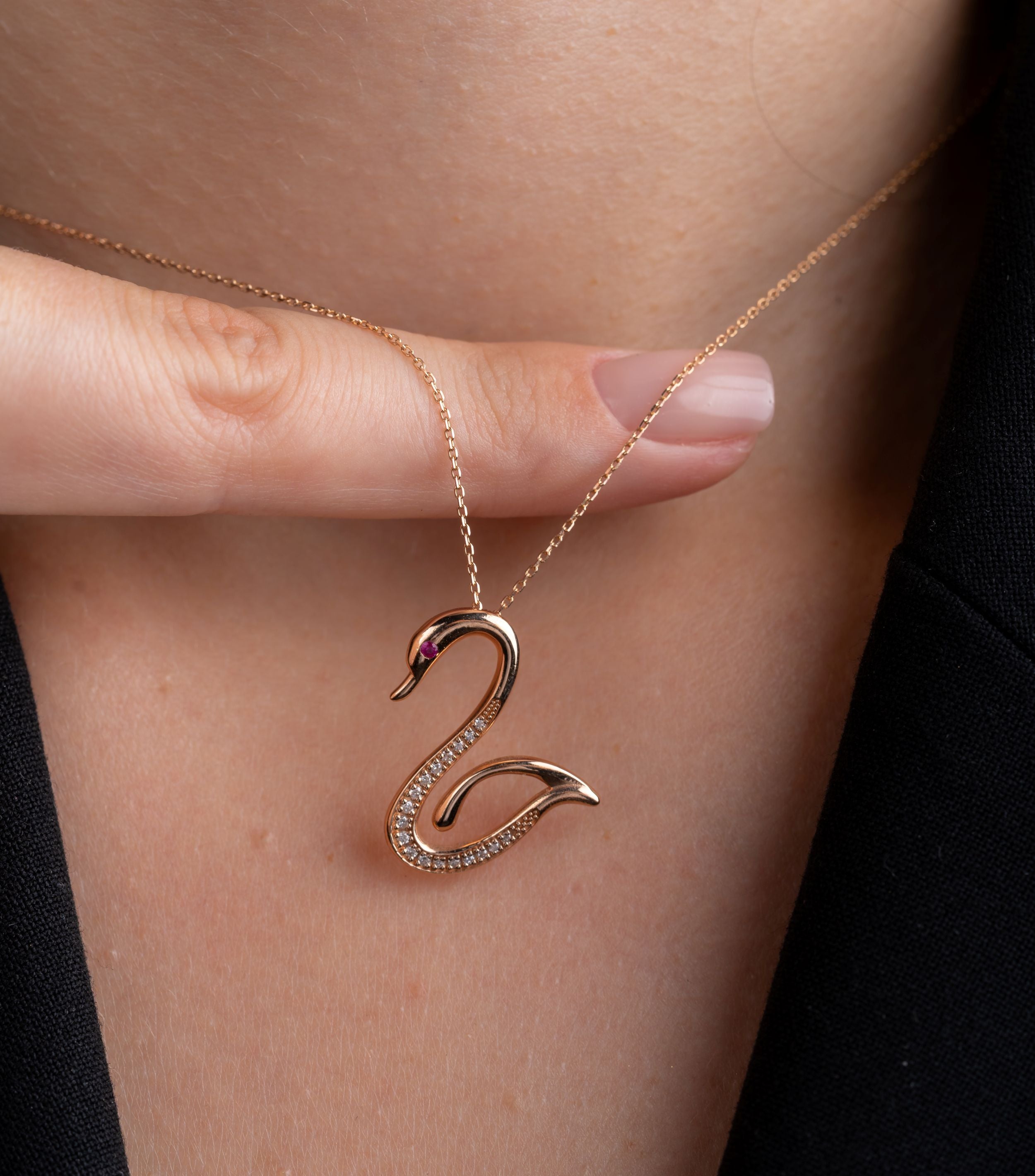 Colier LDNA0390 din aur roz 18k forma lebada cu Diamante Naturale