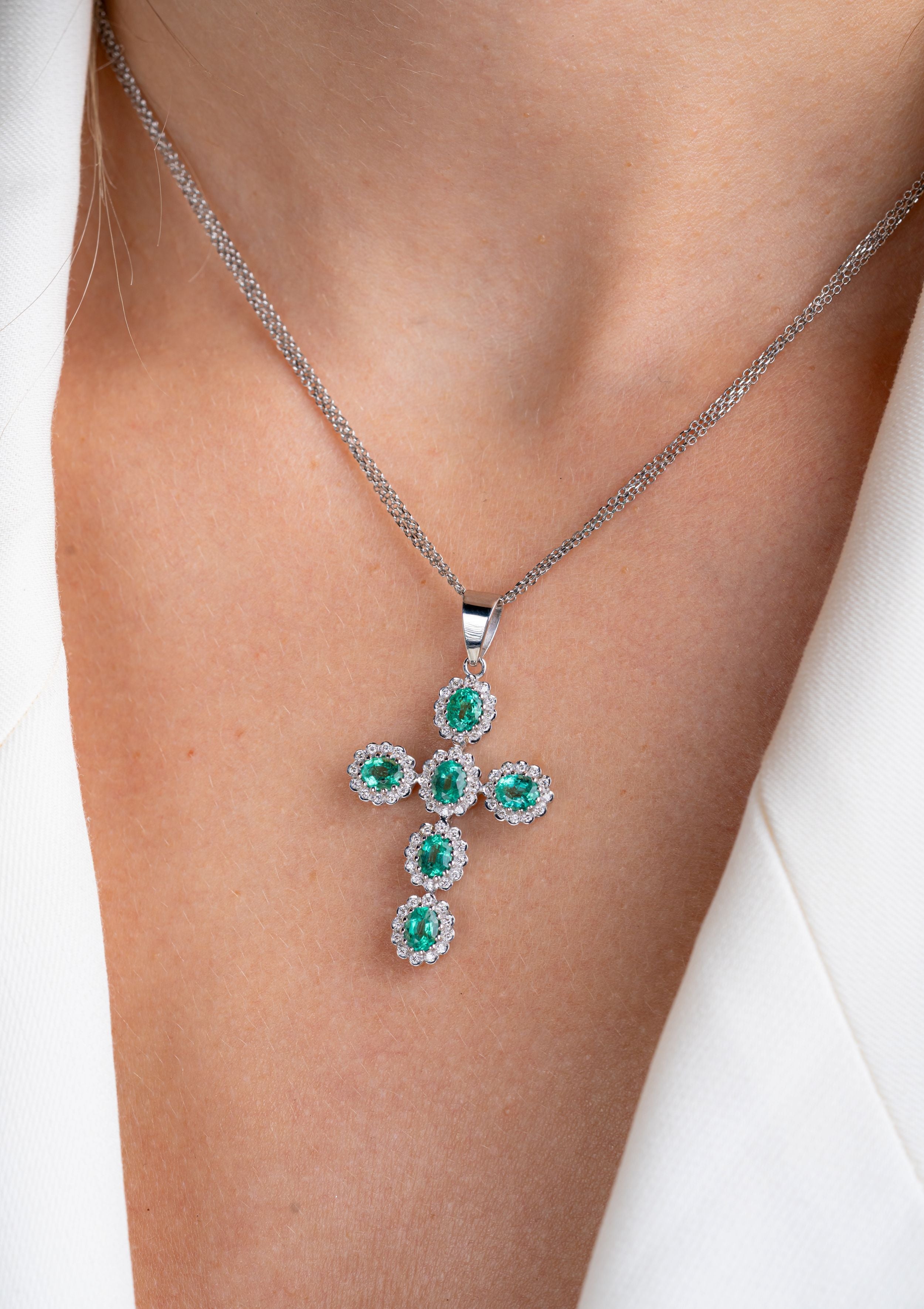 Colier cruce LRSC181SG din aur alb 18k cu smaralde 2.36ct si diamante naturale 0.39ct