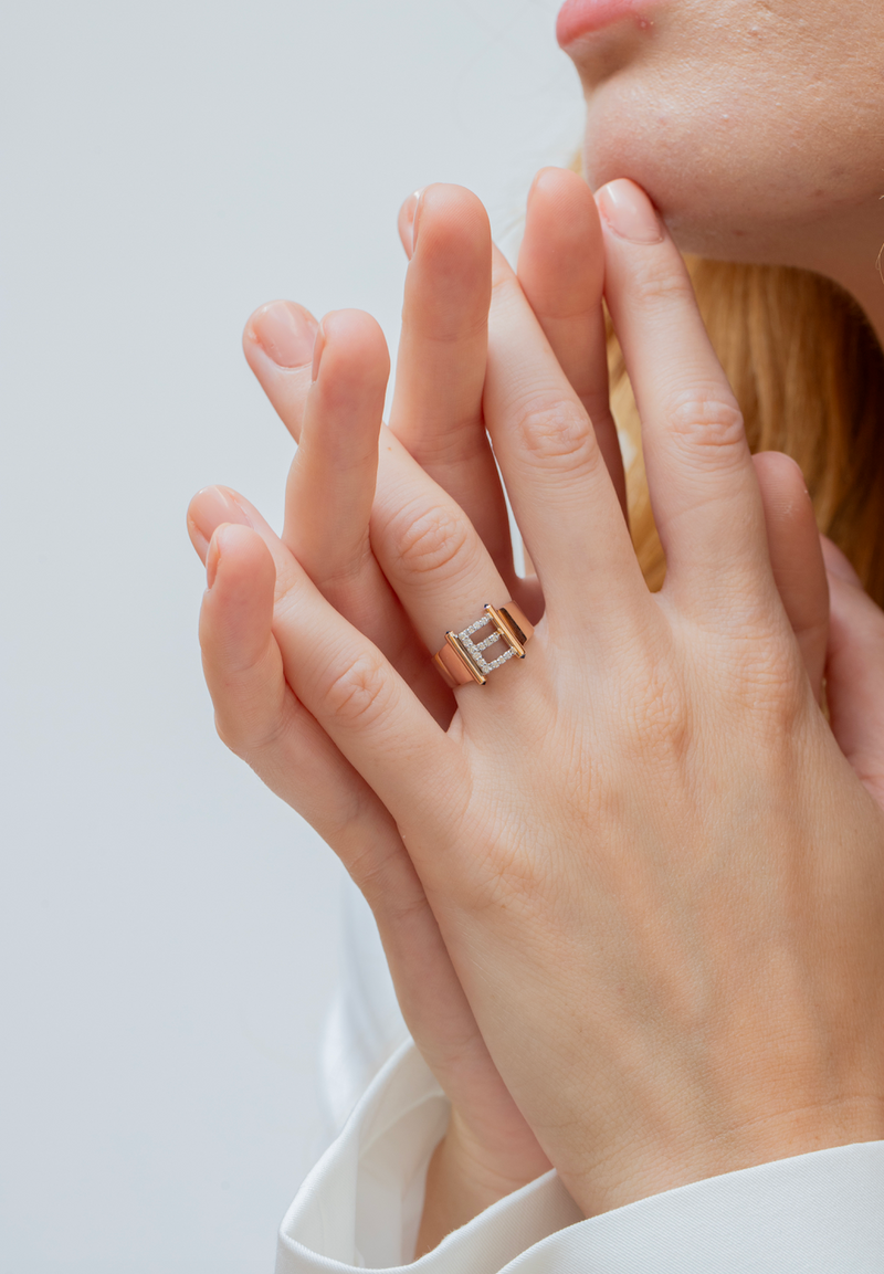 INEL R006154 DIN AUR ROZ SI AUR ALB 14K initiala E CU DIAMANTE SI SAFIR - Bijuterii LA ROSA