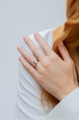 INEL R006154 DIN AUR ROZ SI AUR ALB 14K initiala E CU DIAMANTE SI SAFIR - Bijuterii LA ROSA