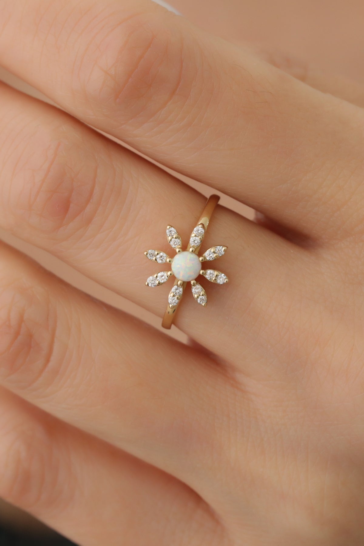INEL INFINITE HEART DIN AUR GALBEN 14K FORMA FLOARE CU DIAMANTE SI OPAL - Bijuterii LA ROSA