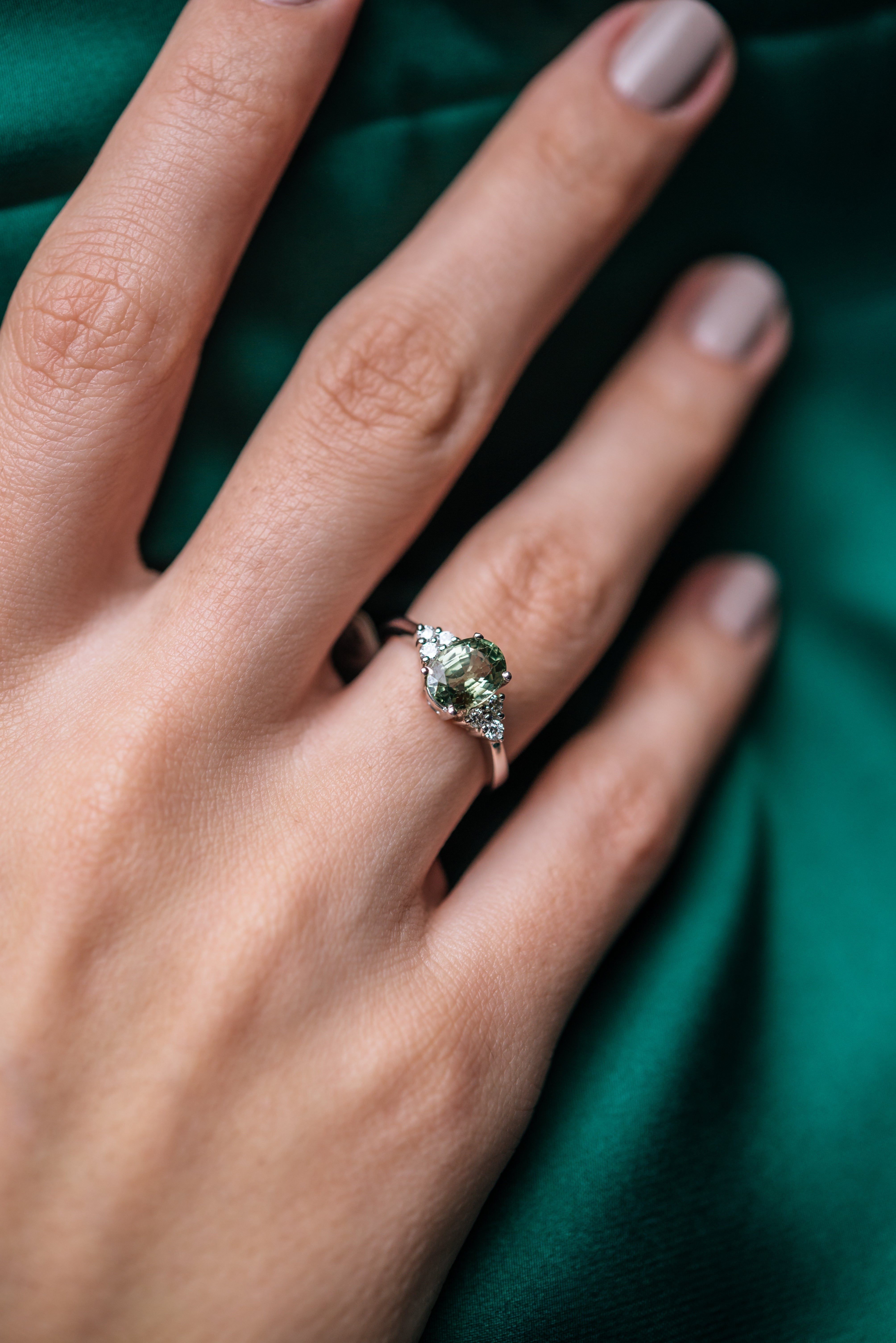 Inel LDRA1578 din aur alb 14k cu diamante si peridot - Bijuterii LA ROSA