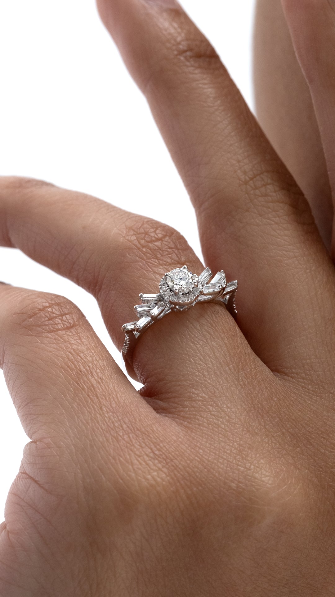 Inel CN0893-R din aur alb 14k forma rotunda cu diamante baguette - Bijuterii LA ROSA