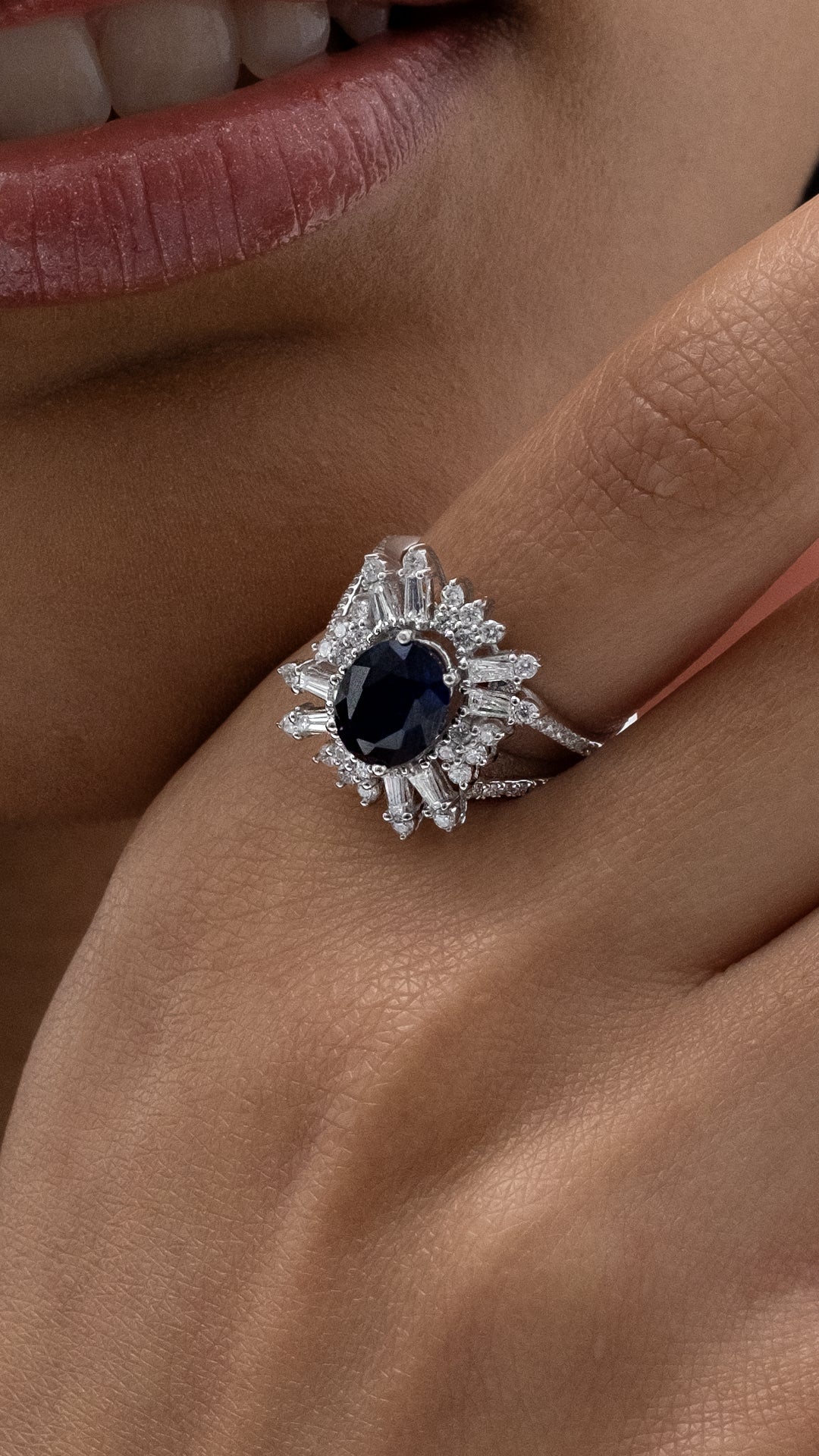 Inel MD20593 din aur alb 14k cu safir forma ovala si diamante baguette - Bijuterii LA ROSA