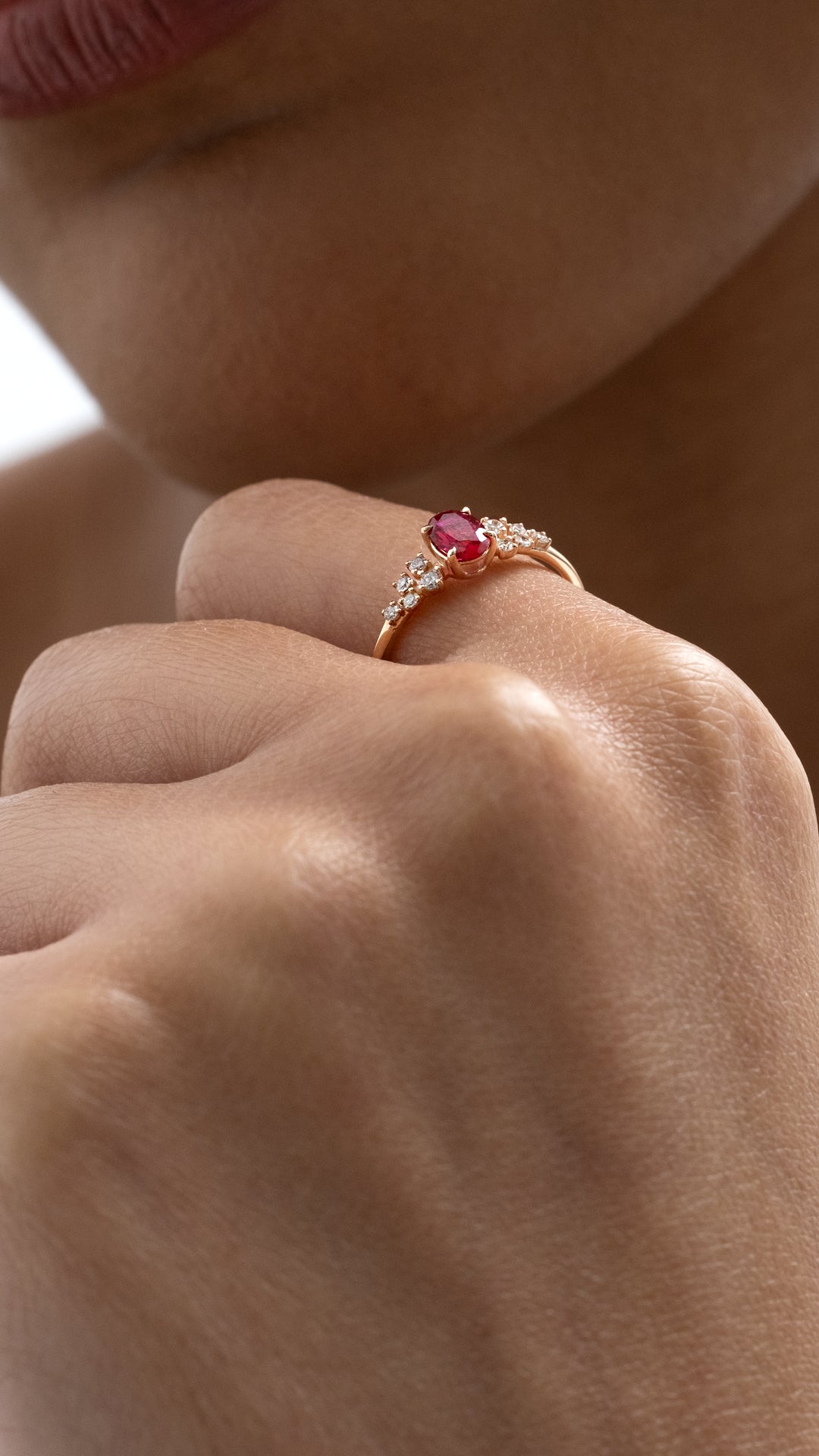 Inel MD40256 din aur roz 14k cu rubin oval si diamante rotunde - Bijuterii LA ROSA