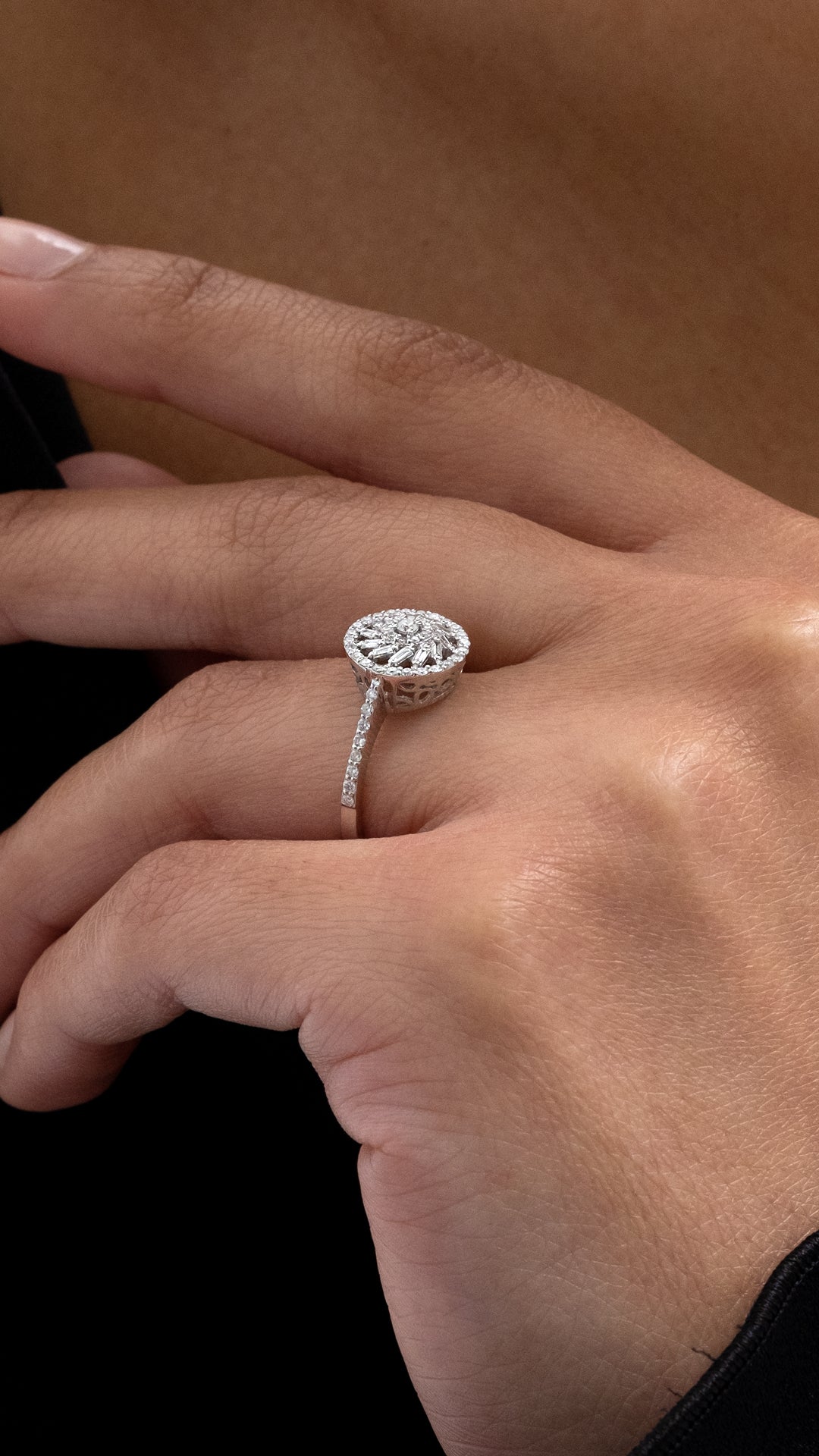 Inel MD54537 din aur alb 14k forma rotunda cu diamante baguette - Bijuterii LA ROSA