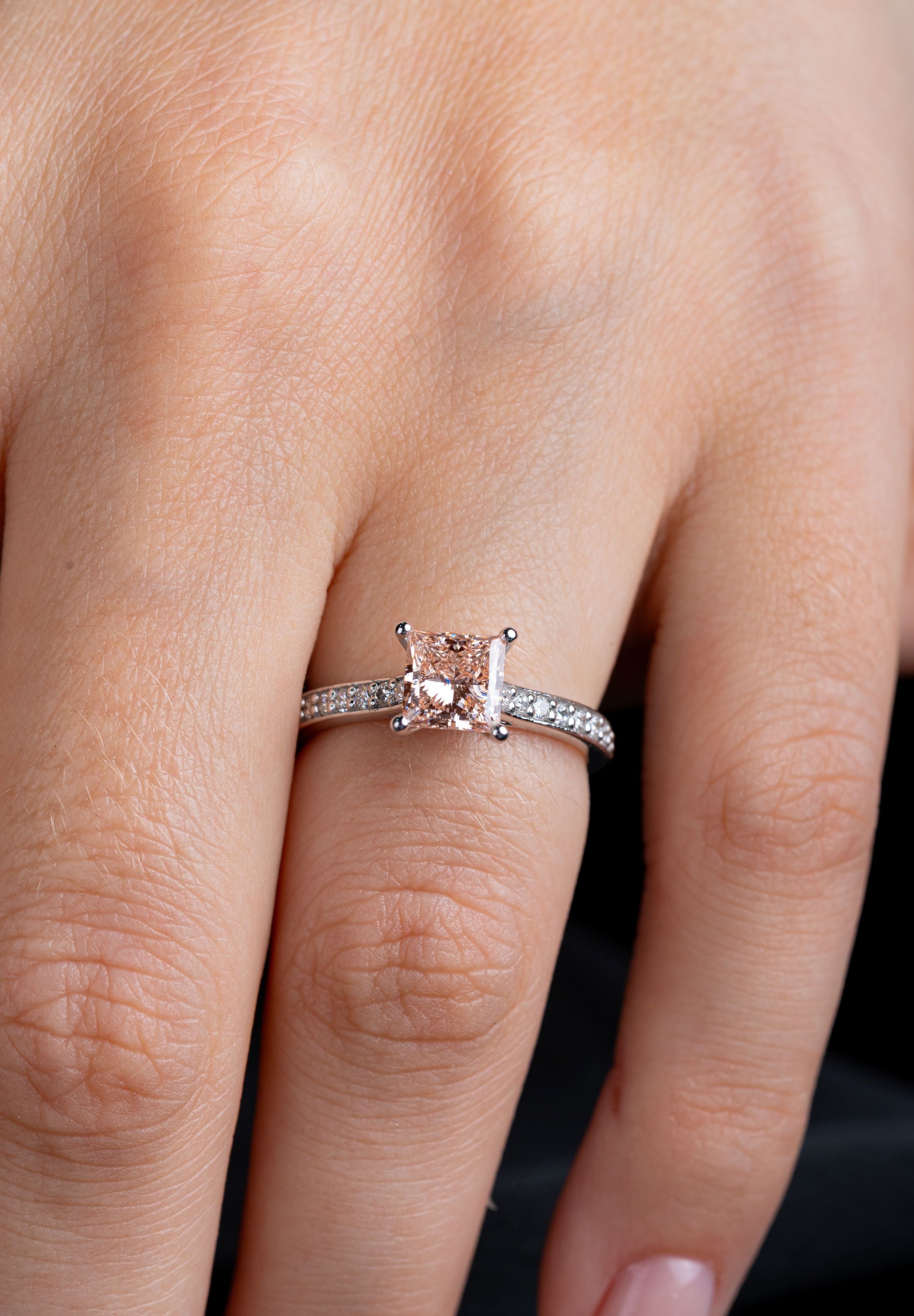 Inel de logodna LRLB008 din aur alb 14K cu diamant lab grown roz, princess cut