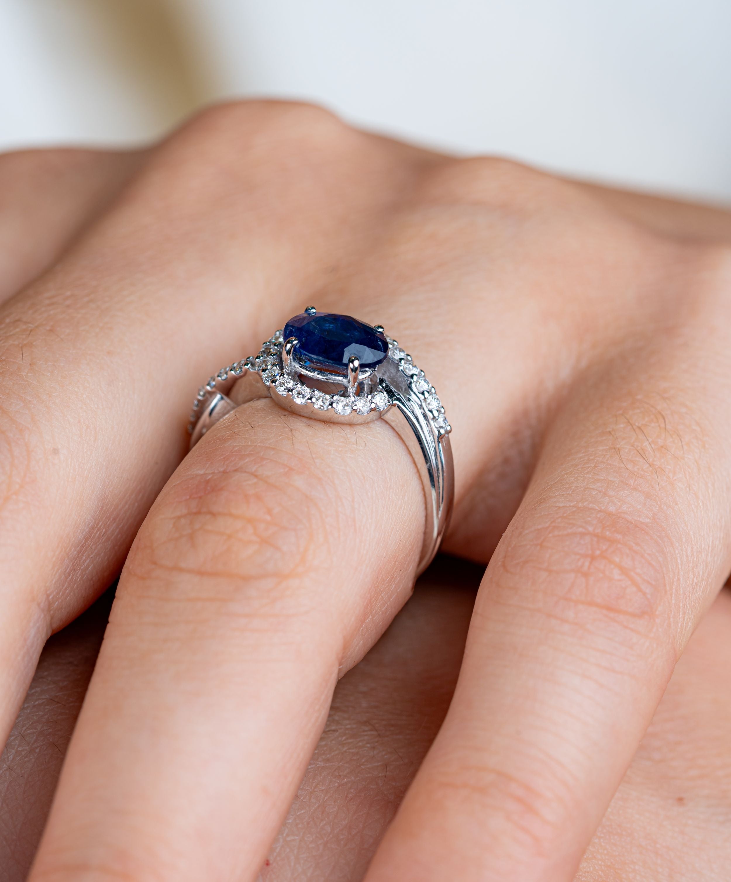 Inel din aur alb 18k cu safir 1.54ct si diamante naturale 0.40ct