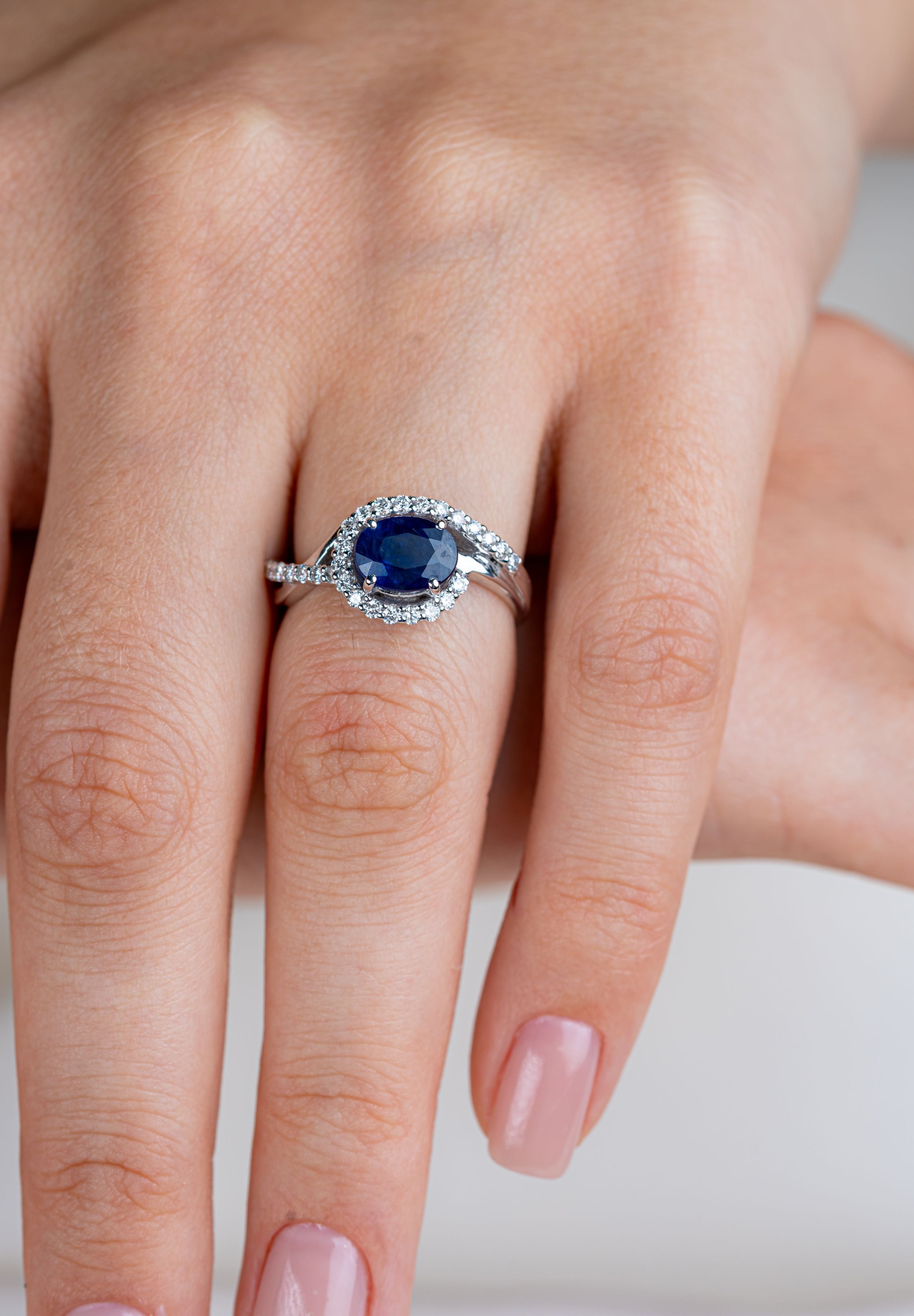 Inel din aur alb 18k cu safir 1.54ct si diamante naturale 0.40ct