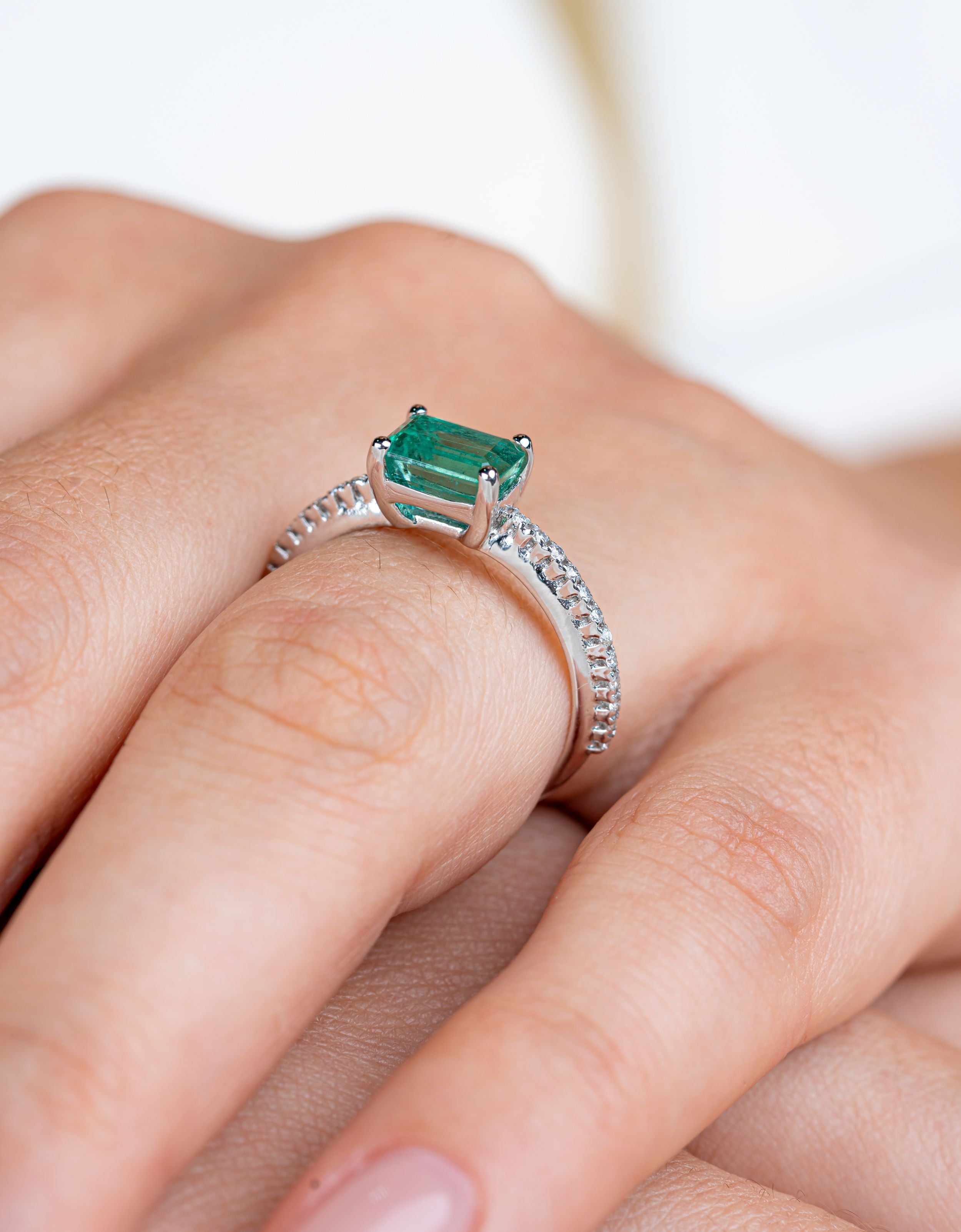 Inel din aur alb 18k cu smarald 1.25ct si diamante naturale 0.13ct