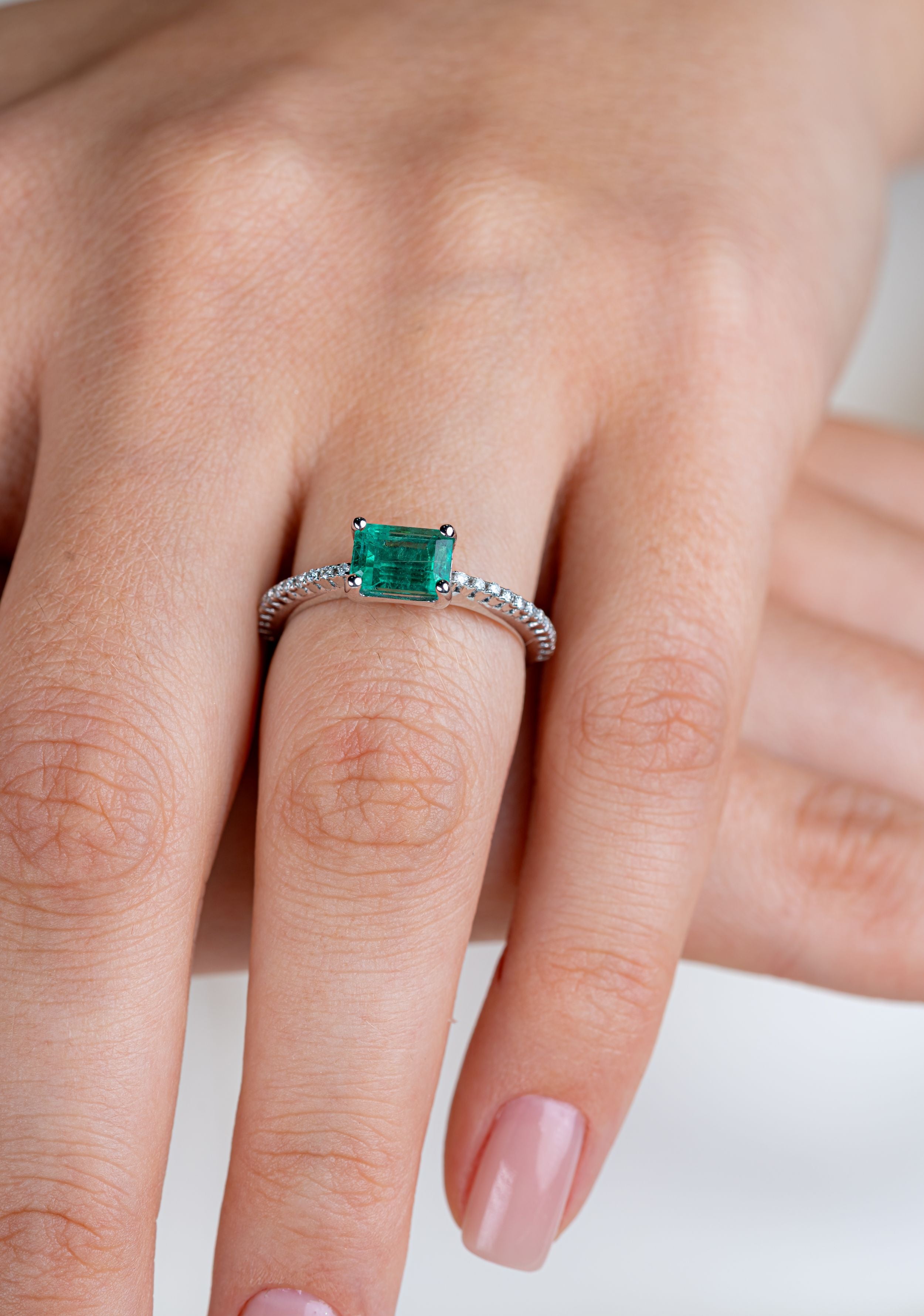 Inel din aur alb 18k cu smarald 1.25ct si diamante naturale 0.13ct
