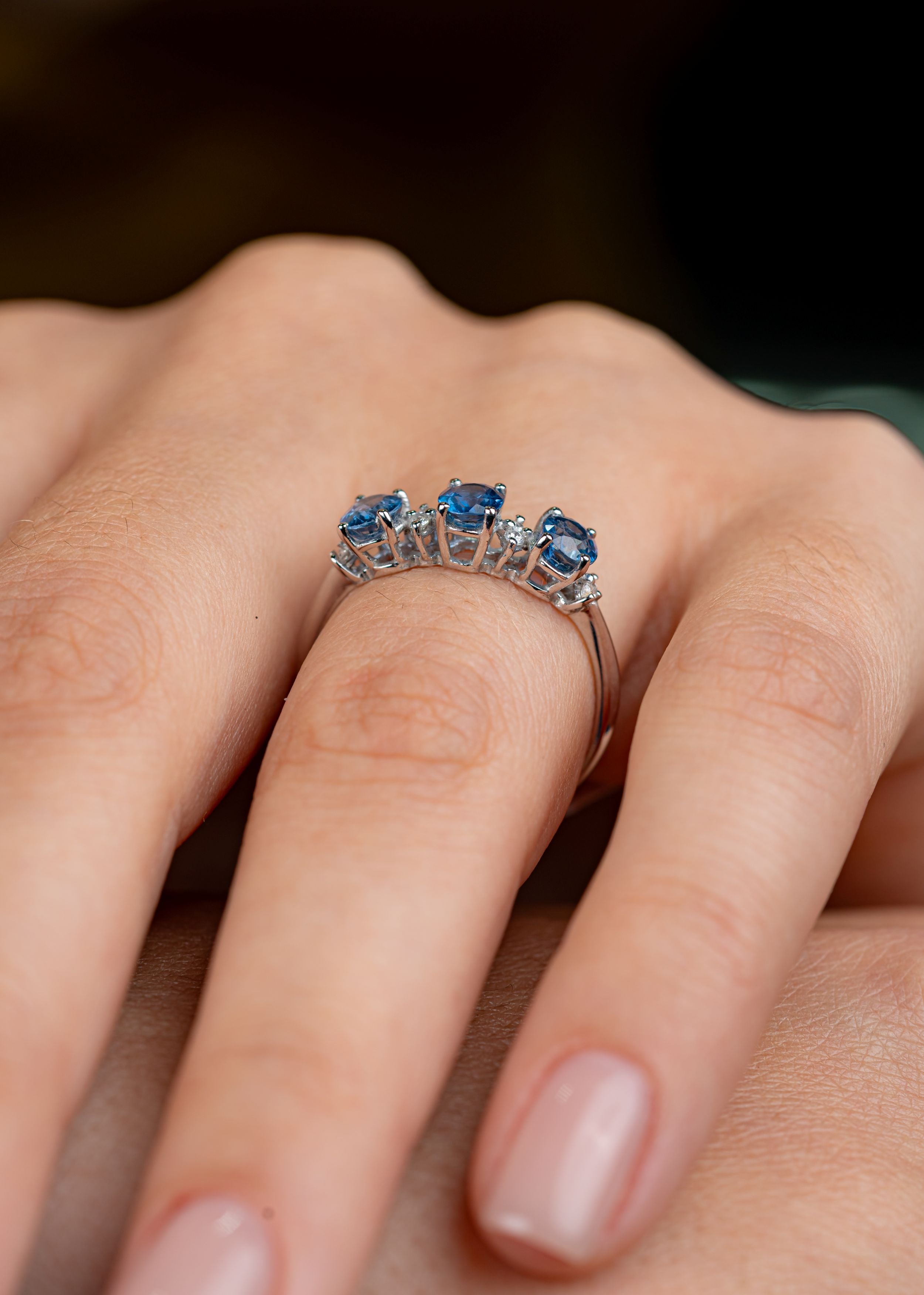 Inel semi eternity aur alb 18k cu safire 1.65ct si diamante naturale 0.09ct