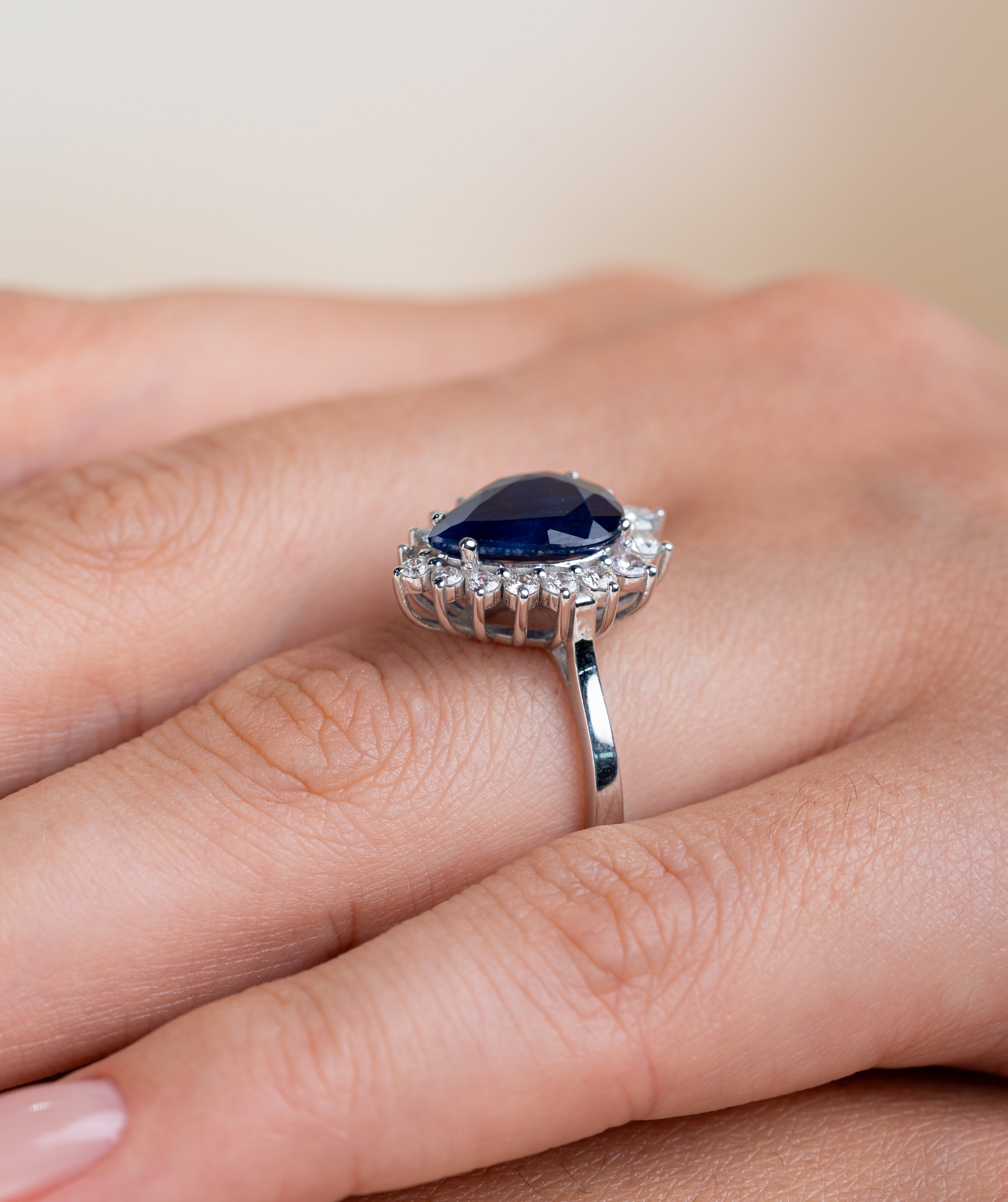 Inel Lrysk283 din Aur Alb 18K Forma Para cu Safir Si Diamante Naturale