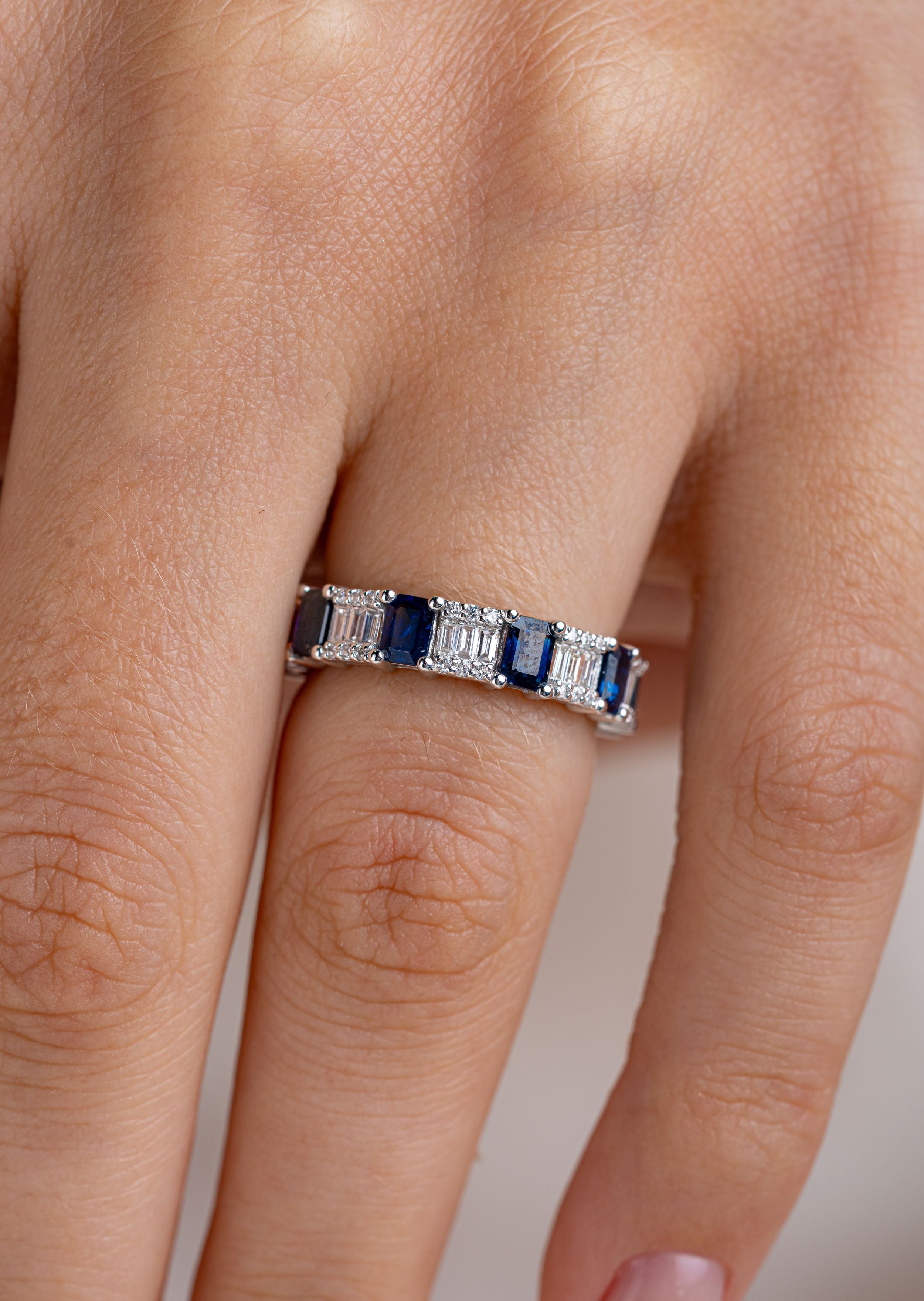 Inel eternity R002025 aur alb 18k cu safire 2.38ct si diamante naturale 0.48ct