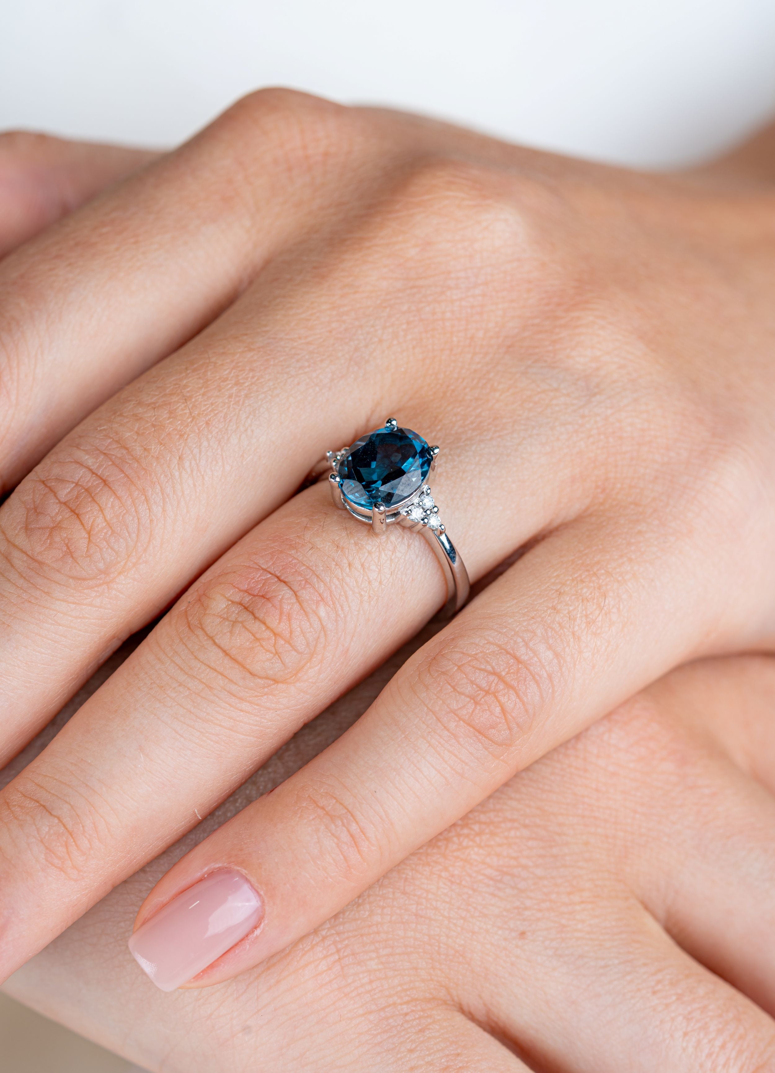Inel din aur alb 14k cu london blue topaz 3,46ct si diamante naturale 0.08ct