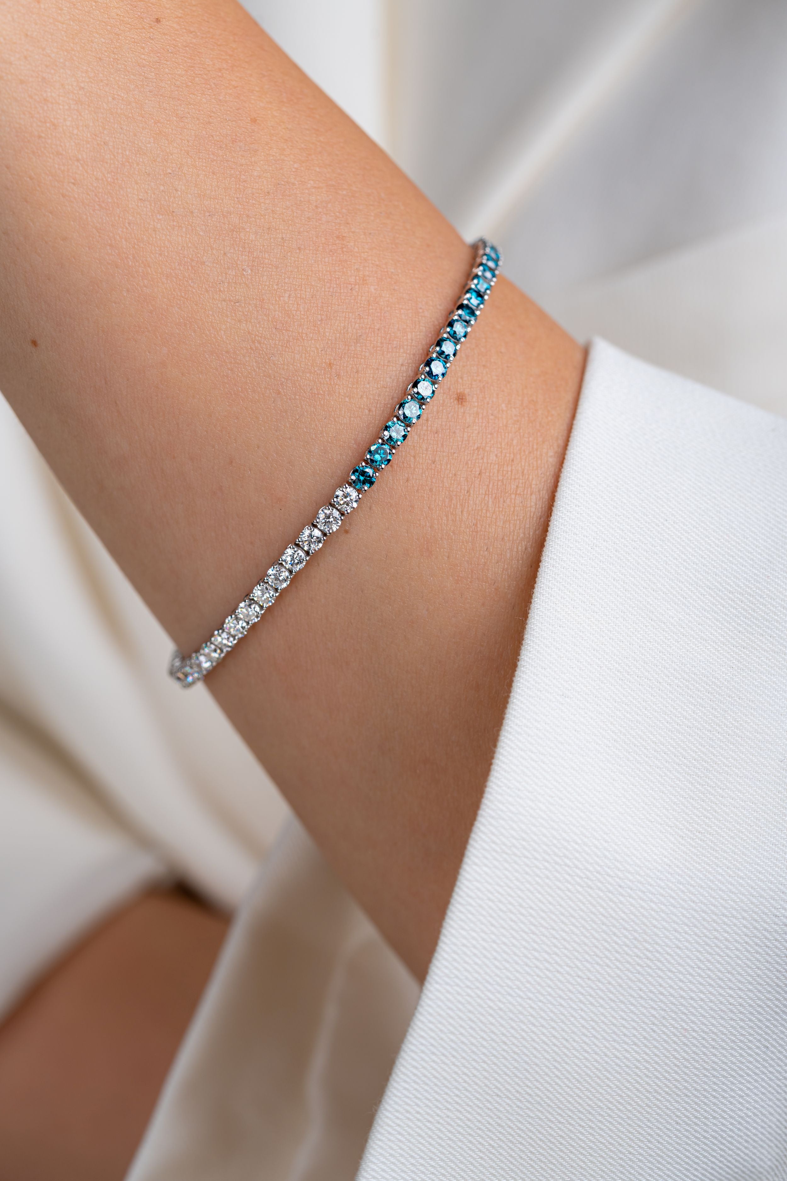 Bratara LRB089 din aur alb 18k cu diamante naturale albastre 2.77ct si diamante naturale 2.68ct