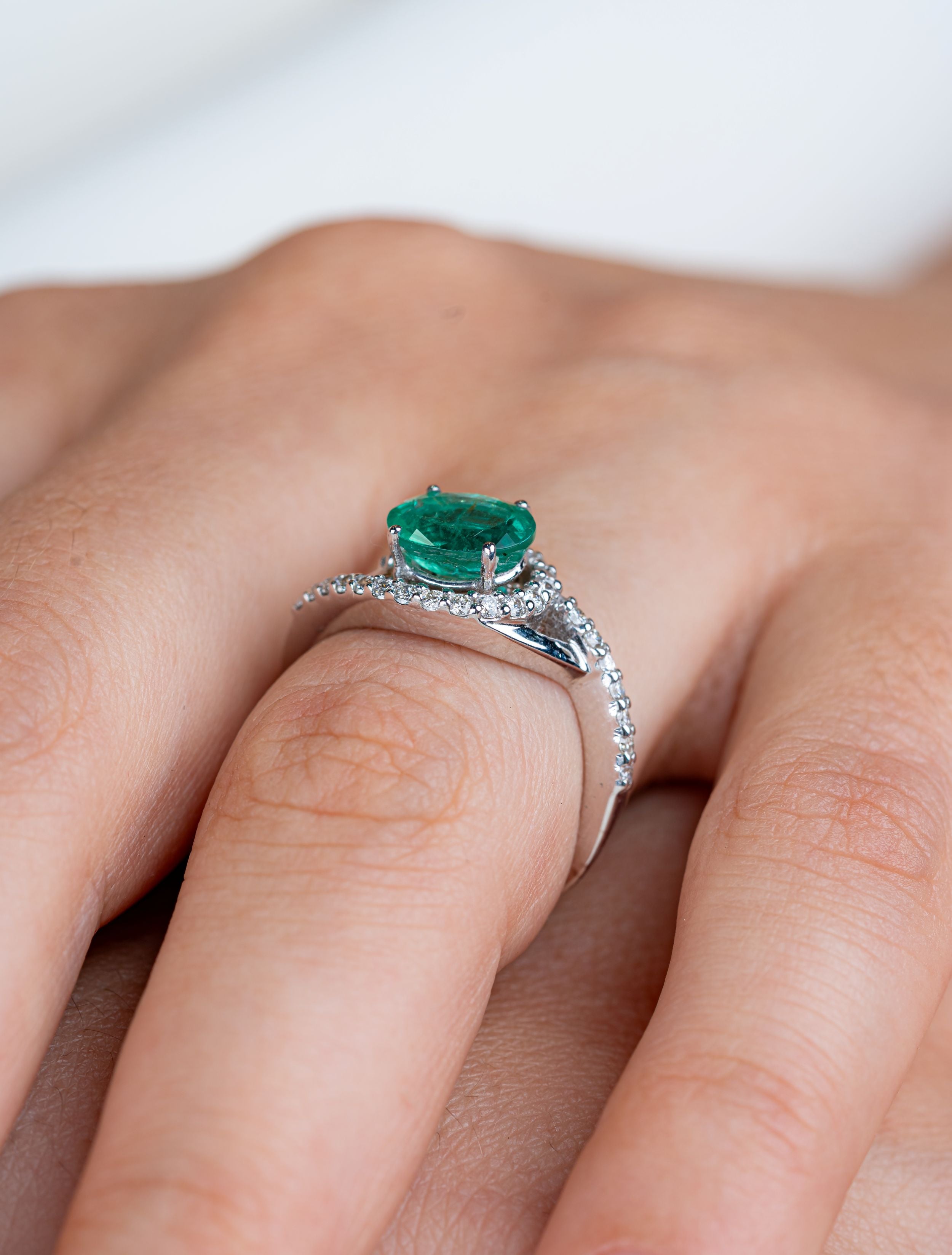 Inel din aur alb 18k cu smarald 1.30ct si diamante naturale 0.35ct