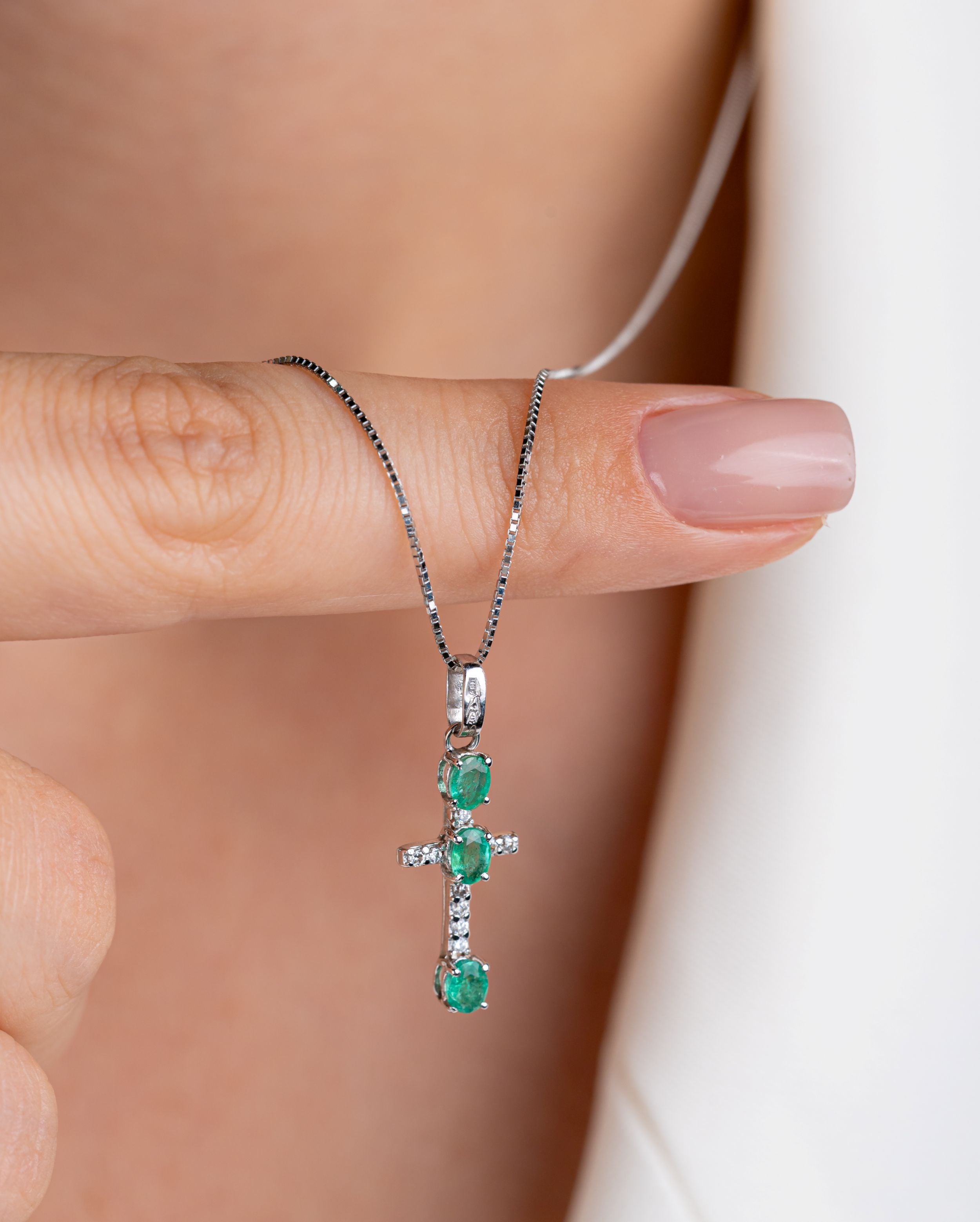 Colier LRSC171SG  din aur alb 18K cu smaralde 0.61ct si diamante naturale 0.08ct