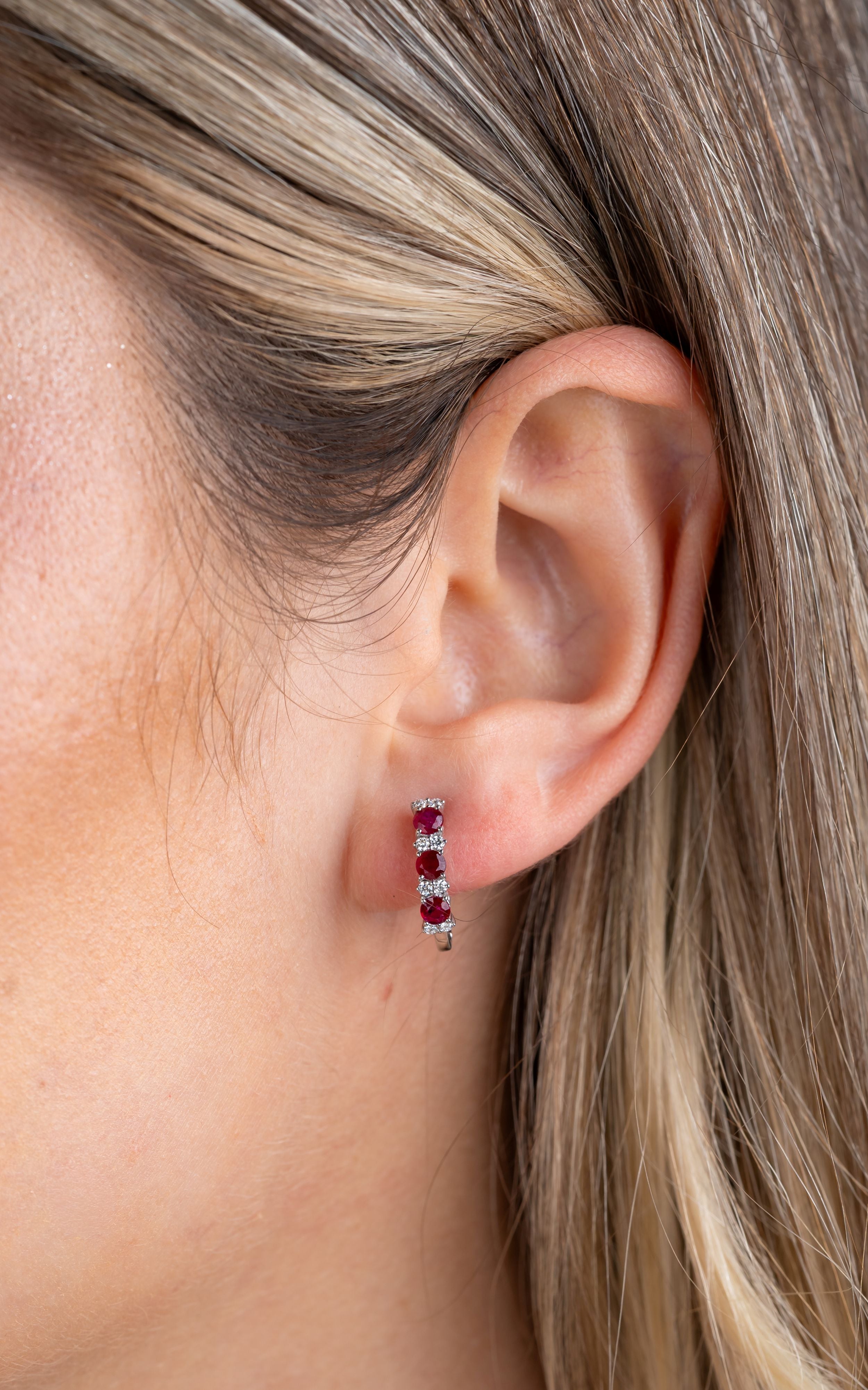 Cercei LRSE209SR aur alb 18k cu rubine 0.83ct si diamante naturale 0.17ct