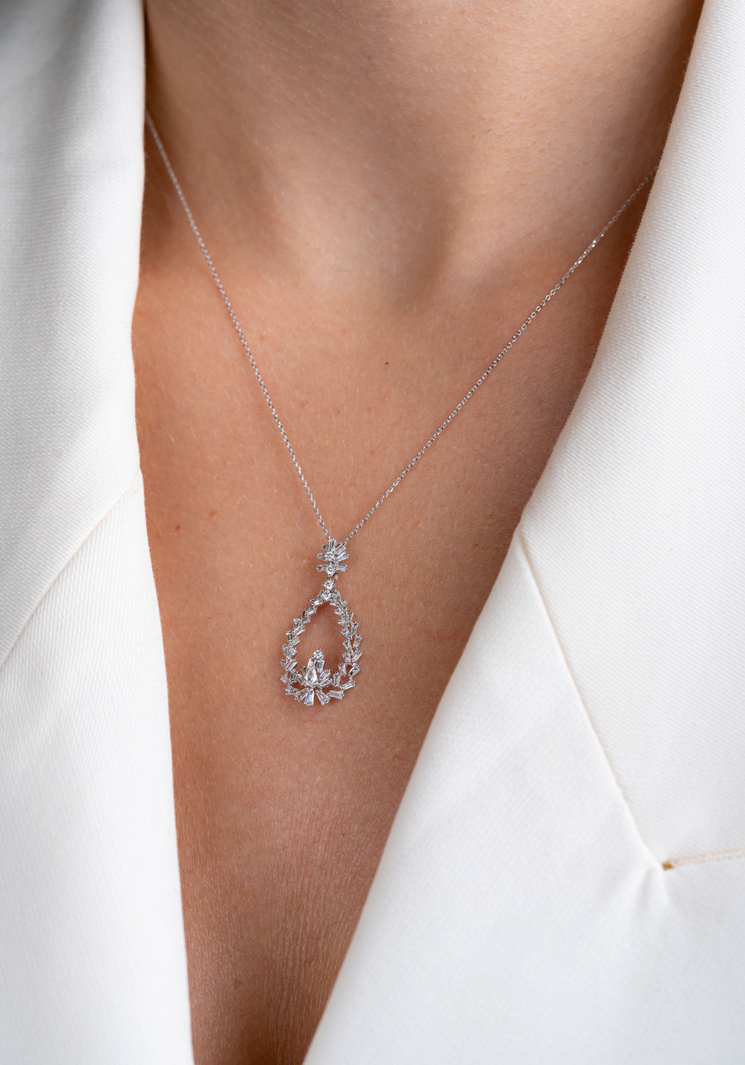 Colier N15022AW din aur alb 14k cu diamante naturale baguette, para si rotunde