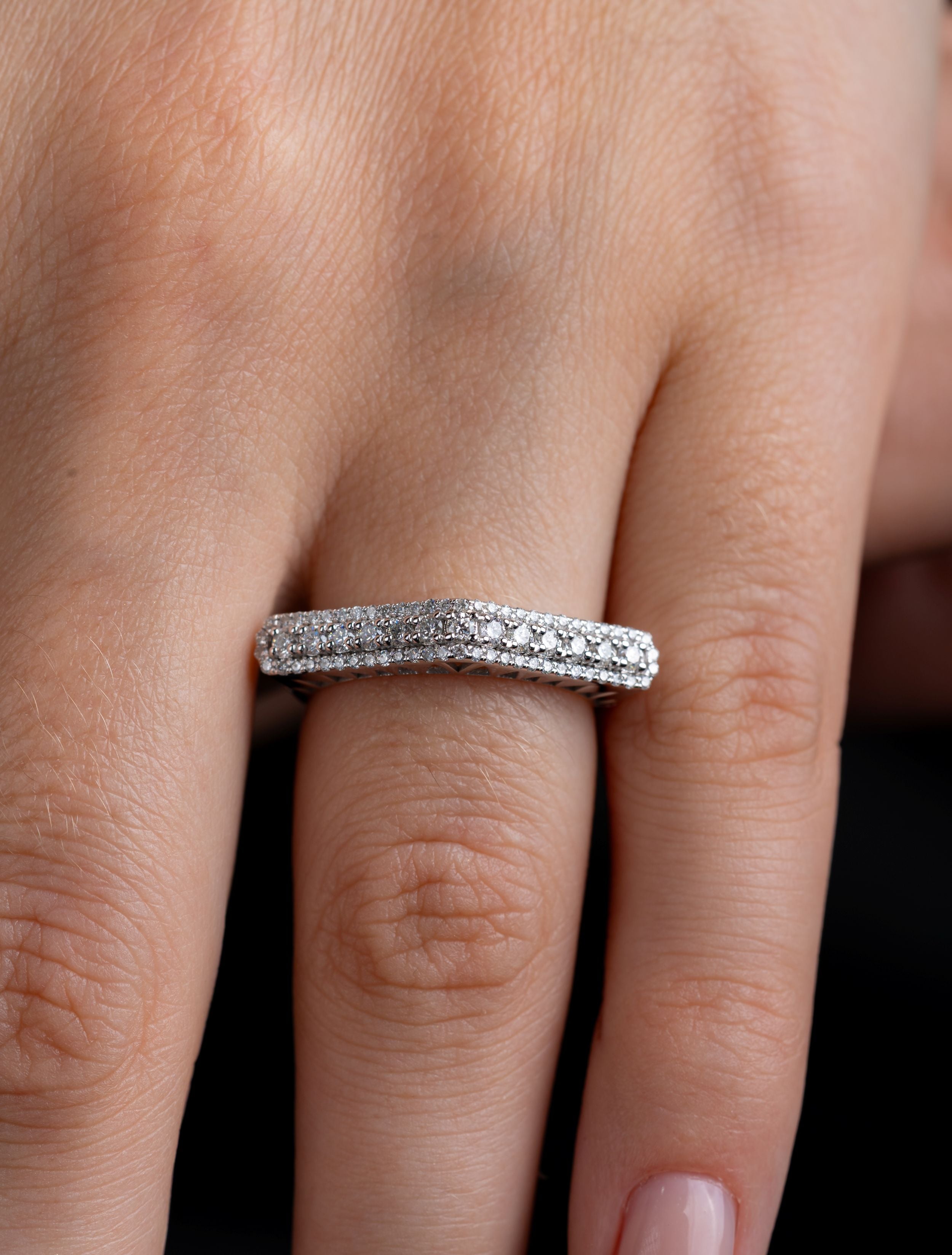 Inel R002565 Forma Triunghiulara din Aur Alb 14K cu Diamante Naturale