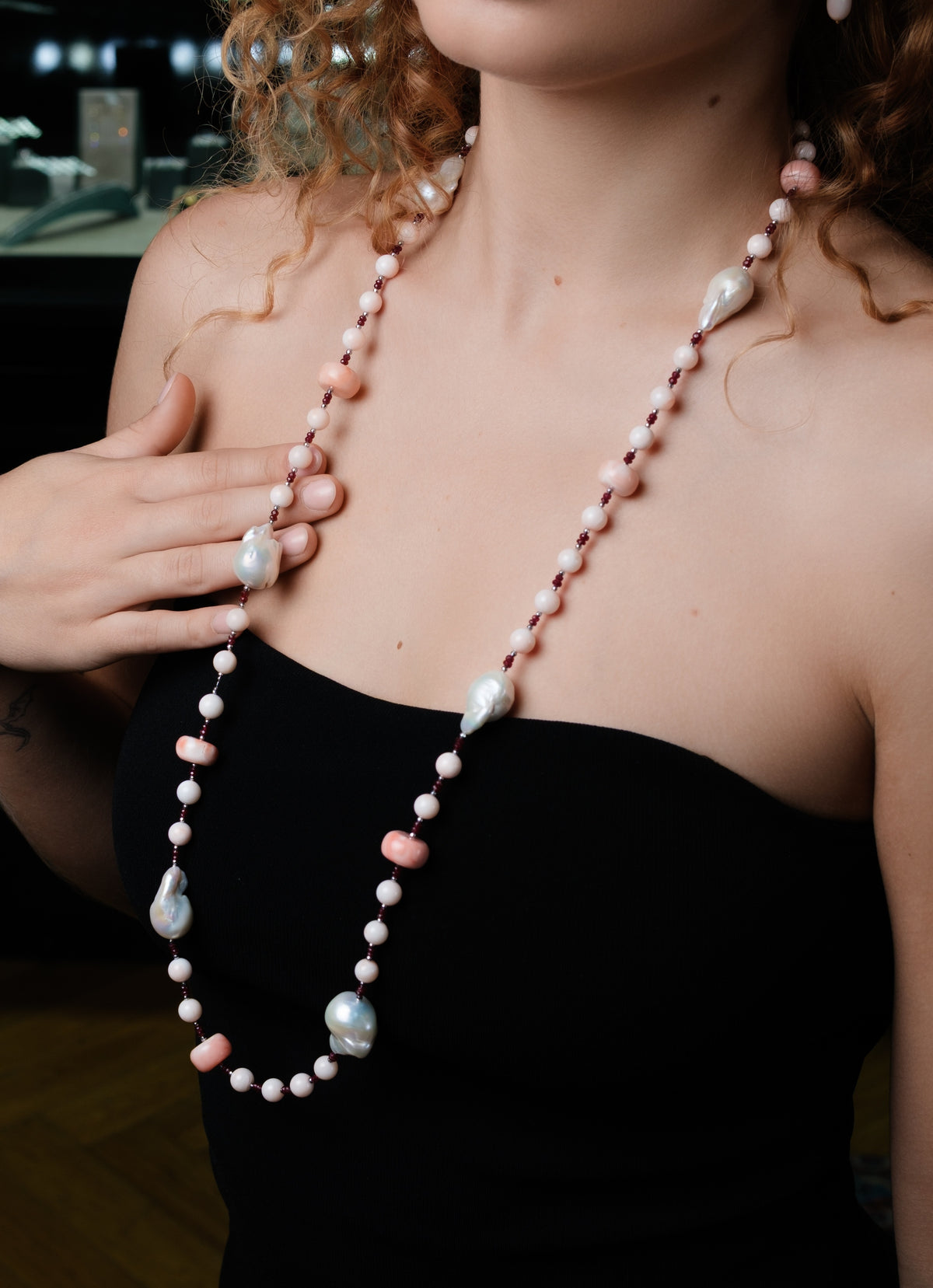 Colier Cecilia coral natural roz, perle albe naturale, rubin natural si aur galben 18k