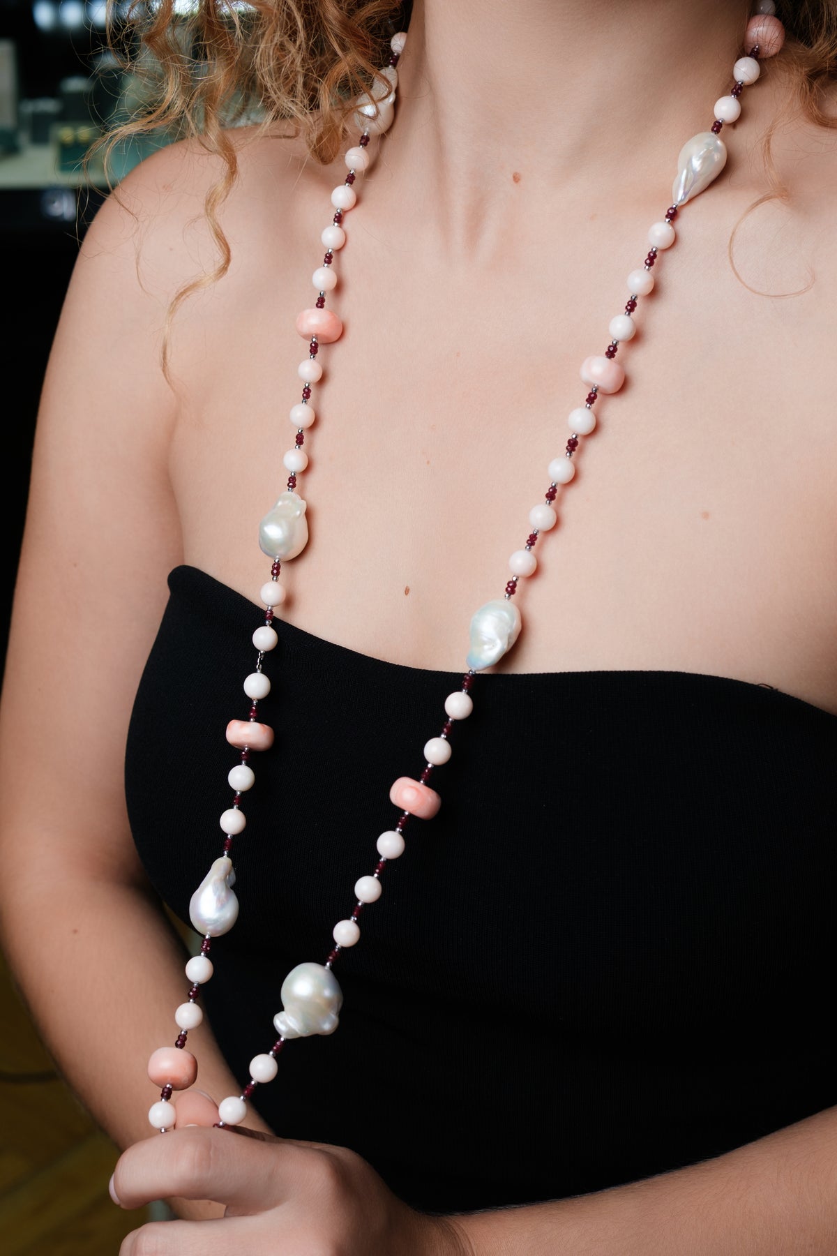 Colier Cecilia coral natural roz, perle albe naturale, rubin natural si aur galben 18k