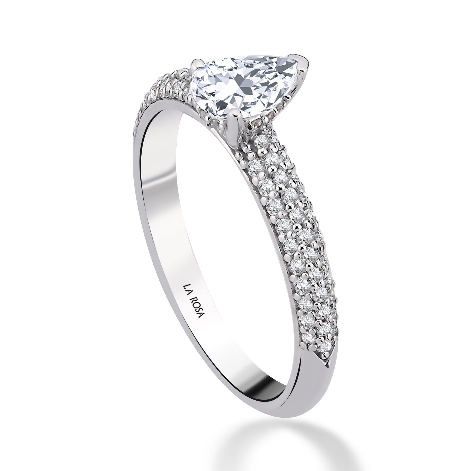 Detaliu lateral al inelului de logodnă cu diamant pară și pavé de diamante din aur alb 18K