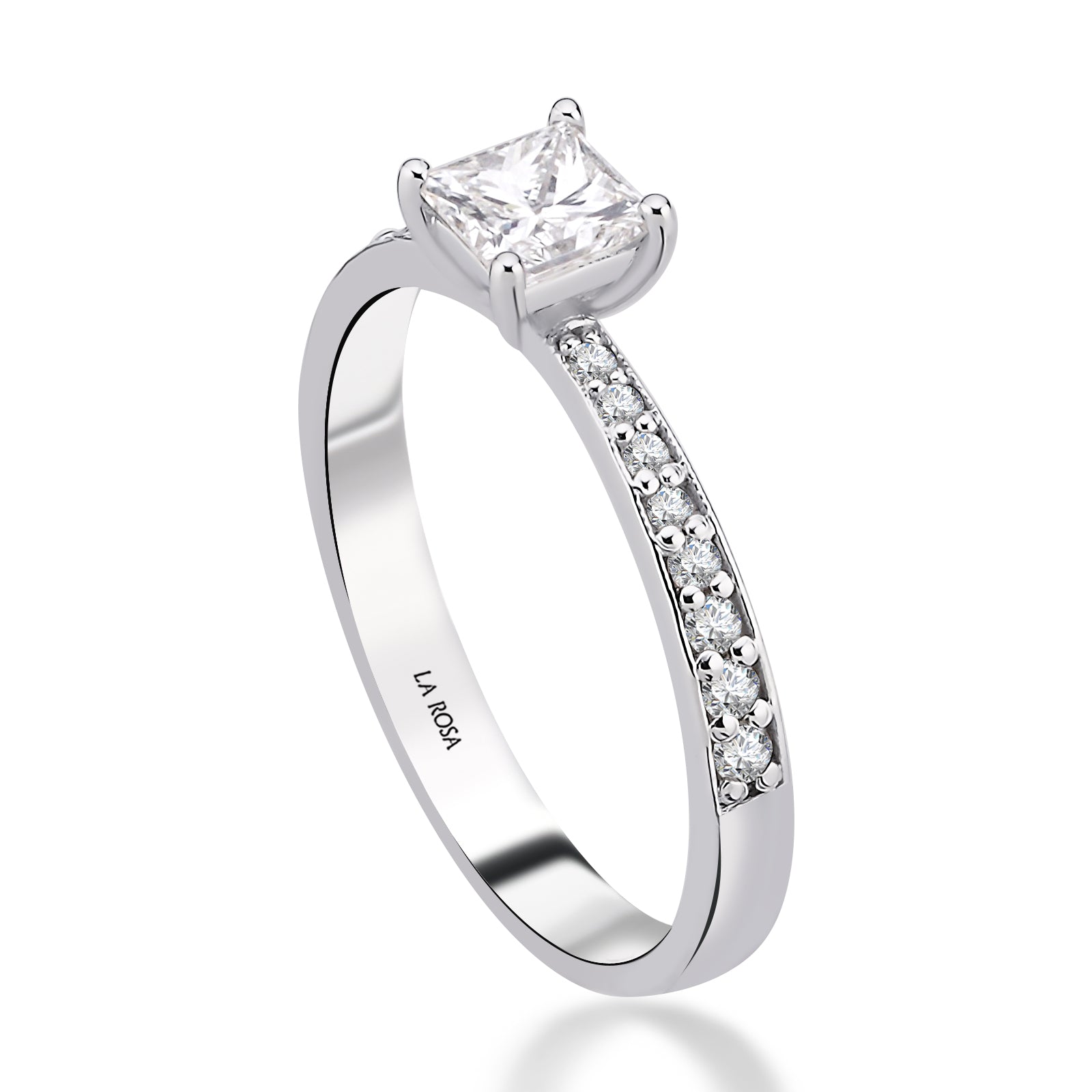 Detaliu montură inel de logodnă din aur alb 18K cu diamant princess și diamante laterale pavé